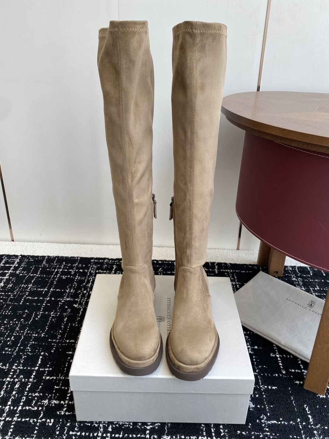 NO:559436,Purchasing agent grade BRUNELLO CUCINELLI top original autumn and winter BC cowhide high-top, thick sole, elastic boots. Purchase ZP for comparison and customization. Brunello Cucinelli is the world's top luxury brand from Italy. It is known as the 'King of Cashmere' of low-key luxury and 'the real luxury in the clothing industry'  Comfortable and exquisite design creates the style of these calfskin boots. A shiny beaded inlay on the toe adds a feminine charm to the boots with unexpected shine. The mixed wool knitted fabric on the side, high boot shaft, microporous material sole and outsole design make the boots fit and comfortable on the foot, allowing you to walk freely. Our company is truly developed and shipped by the original factory. You really get what you pay for. All genuine materials and no cutting corners.   Shoe lasts, leather fabrics, chain accessories, heels and soles, and packaging boxes are all customized for the new version. You can’t go wrong choosing this one in the new year. The upper material is imported elastic Yangjing. The inner lining is cowhide and the foot pads are the same. The font of the inner markings is the same as ZP. The original molded rubber sole. Size35-42 (40 41 42 can be customized without return or exchange), boots, brunello cucinelli, boots, cowhide, sheep19860909代购级 BRUNELLO CUCINELLI顶级原单秋冬 BC牛皮高筒 厚底 弹力长靴 购入ZP对比定制 Brunello Cucinelli是来自意大利的世界顶级奢侈品牌,被誉为低调奢华的“山羊绒之王”和“服装界真正的奢侈品” 舒适、精巧的设计营造出这款小牛皮长筒靴的风格.鞋头一道闪亮镶珠嵌饰,以意想不到的亮光为靴子融入柔美风韵.侧面的混合羊毛针织物、高靴筒、微孔材料鞋底和鞋外底设计,让靴子上脚贴合舒适,行走灵活自如 我家真正原厂开发出货,真正一分钱一分货,全部真材实料,绝不偷工减料 鞋楦、皮料面料、链条辅料、鞋跟鞋底、包装盒子,全部对新版开模定制~新的一年选择这款绝对不会错 鞋面材质进口弹力羊京 内里牛皮内里垫脚、内里标码字体一致ZP 底原版开模橡胶底 Size35-42（40 41 42可定制不退不换）,靴子,brunello cucinelli,boots,cowhide,sheep,Women's Shoes