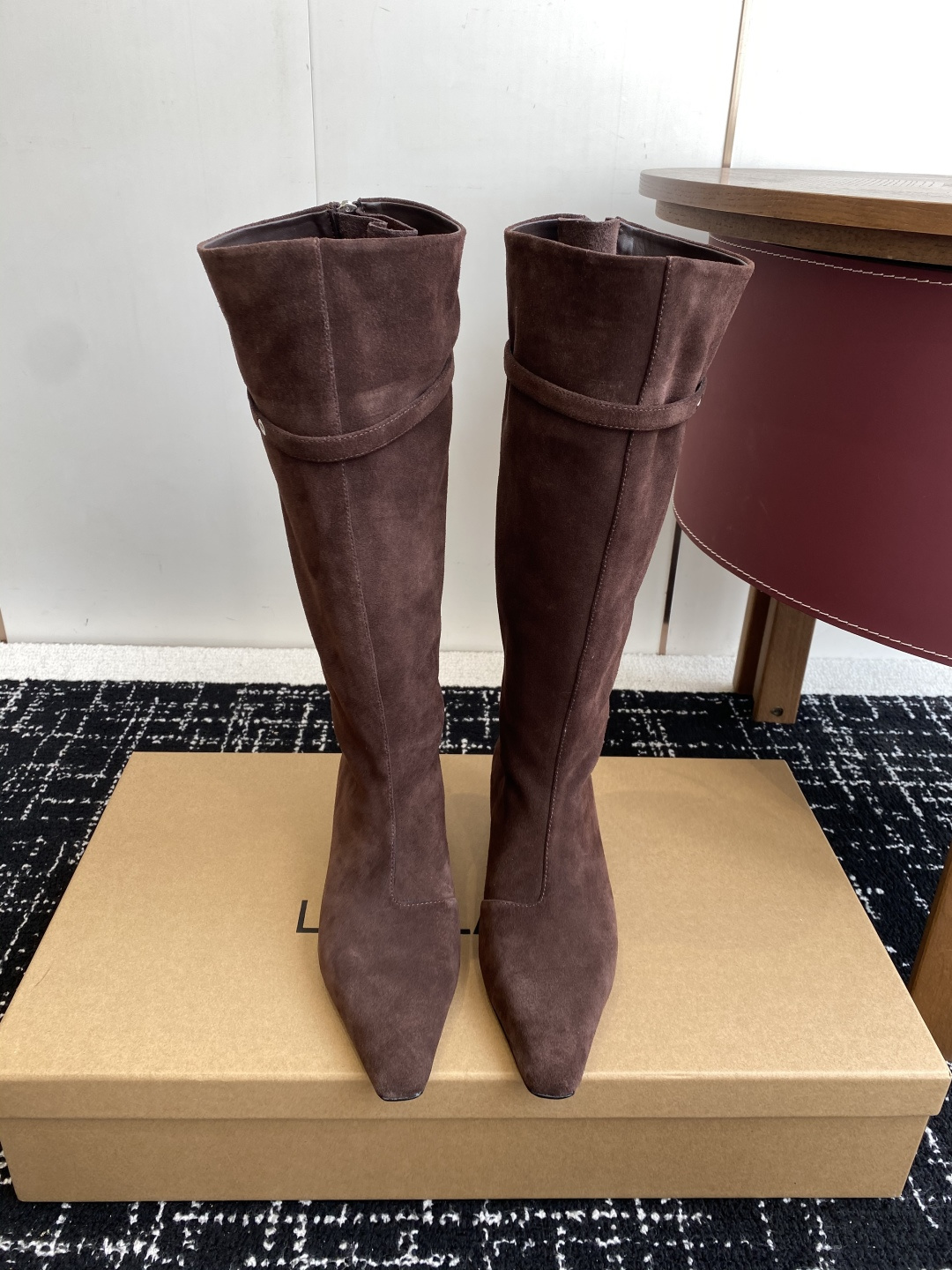 NO:559438,Purchasing agent level niche Lowclassic 2025 /fw Classic street riding boots. Recently popular Lowclassic niche items are hitting the streets. Hot riding boots, fried chicken, soft and comfortable low heels, fashionable, a must-have item that you will not miss. Excellent texture, versatile and not easy to hit. Slim boots. Imported first-layer cowhide, genuine leather lining, original genuine leather outsole. Size35-39  (40 custom-made, non-refundable), boots, cowhide, Leather soles19860909代购级 小众Lowclassic 2025 /fw Classic压街骑士靴 近期火爆Lowclassic小众单品压街火爆骑士靴,炒鸡柔软舒适矮跟鞋、时髦绝对不等错过的必入款、质感极好 百搭不易撞款 显瘦筒靴 进口头层牛皮、真皮内里、原版真皮大底 Size35-39 (40订做不退换),靴子,boots,cowhide,Leather soles,Women's Shoes