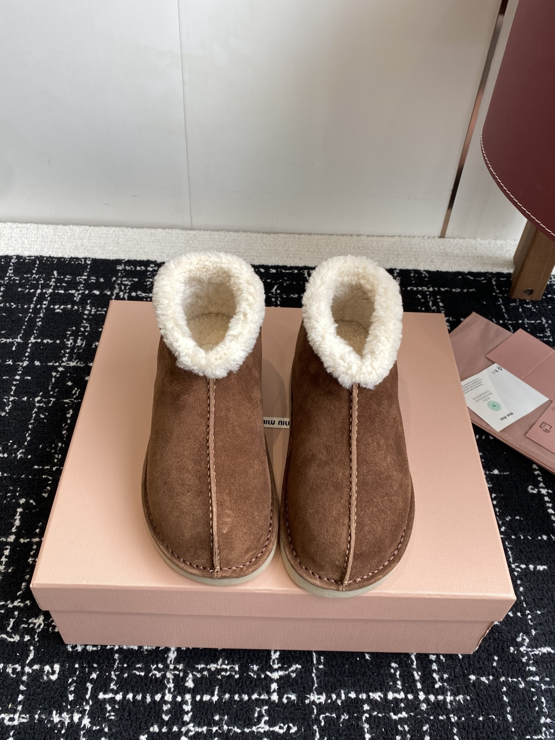NO:559449,Purchasing-grade MiuMiu 25ss autumn and winter catwalk style, wool short boots, snow boots, and fur shoes. They often appear on the covers of major fashion magazines. Stars and bloggers from all over the world love them. The strap design is more elegant, and the upper part is especially stunning. You will not regret it if you close your eyes. The upper part is very comfortable and super stable. The combination can be either salty or sweet (ZP develops hardware, customized colors). The upper is imported high silk suede.  Imported wool lining, sole ZP molded outsole Size#35-41 (40-41 customized, non-returnable), snow boots, miumiu, boots19860909代购级 MiuMiu 缪缪 25ss秋冬走秀款 羊毛小短靴雪地靴毛毛鞋 经常出现在各大时装杂志封面·各路明星、小红书博主都有钟爱 搭配绑带设计更显优雅,上脚尤为惊艳到你的一款 闭眼入都是不会后悔·上脚非常舒服超级稳·搭配还是可咸可甜（ZP开发五金、订制颜色） 鞋面进口高丝光牛反绒 内里进口羊毛内里 鞋底ZP开模大底 Size#35-41（40 41订做不退换）,雪地靴,miumiu,boots,Women's Shoes