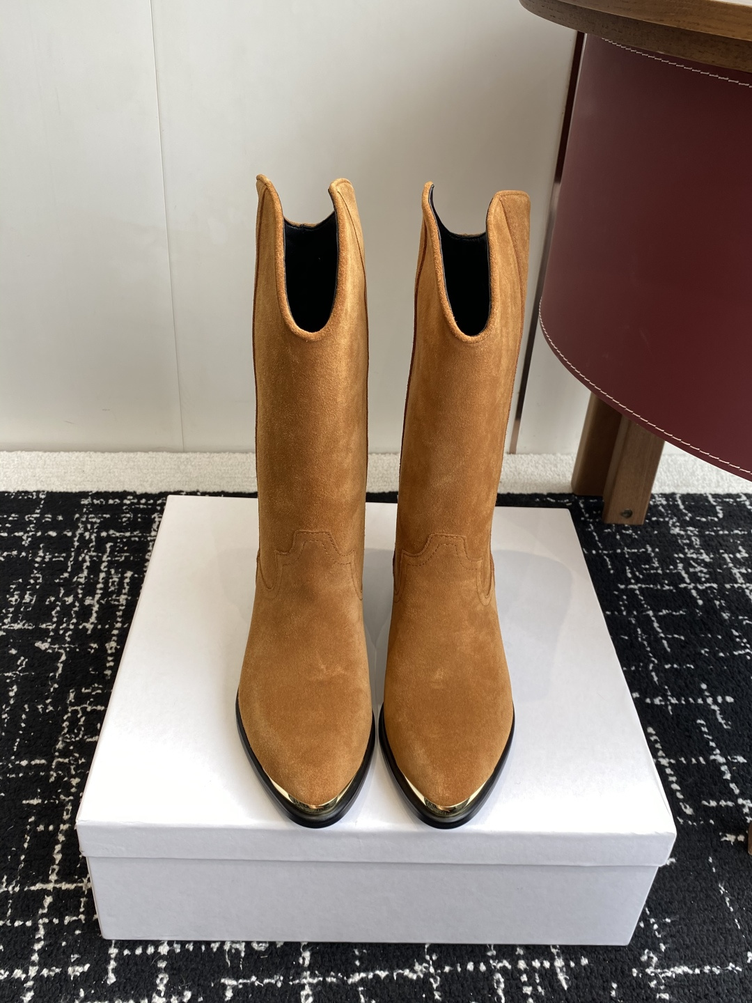 NO:559445,Purchasing agent Isabel Marant Isabel 25ss has a girly feel and is instantly attracted by one-slip wedge-heeled short boots. Isabel Marant is a super stylish one-slip boots. The fabric is the same as the original version. It is made of imported cowhide suede. It is matched to the standard. The lining is lambskin. Size#35-41 (40 41 is custom-made and cannot be returned or exchanged), boots, boots, cowhide, sheepskin19860909代购级 Isabel Marant 伊莎贝尔 25ss 少女感 一眼就心动 一脚蹬坡跟短靴 isabel marant 超级有调性的一款一脚蹬靴子 面料原版一致 采用牛反绒进口牛皮 对标对版 内里小羊皮 Size#35-41（40 41 订做不退换）,靴子,boots,cowhide,sheepskin,Women's Shoes