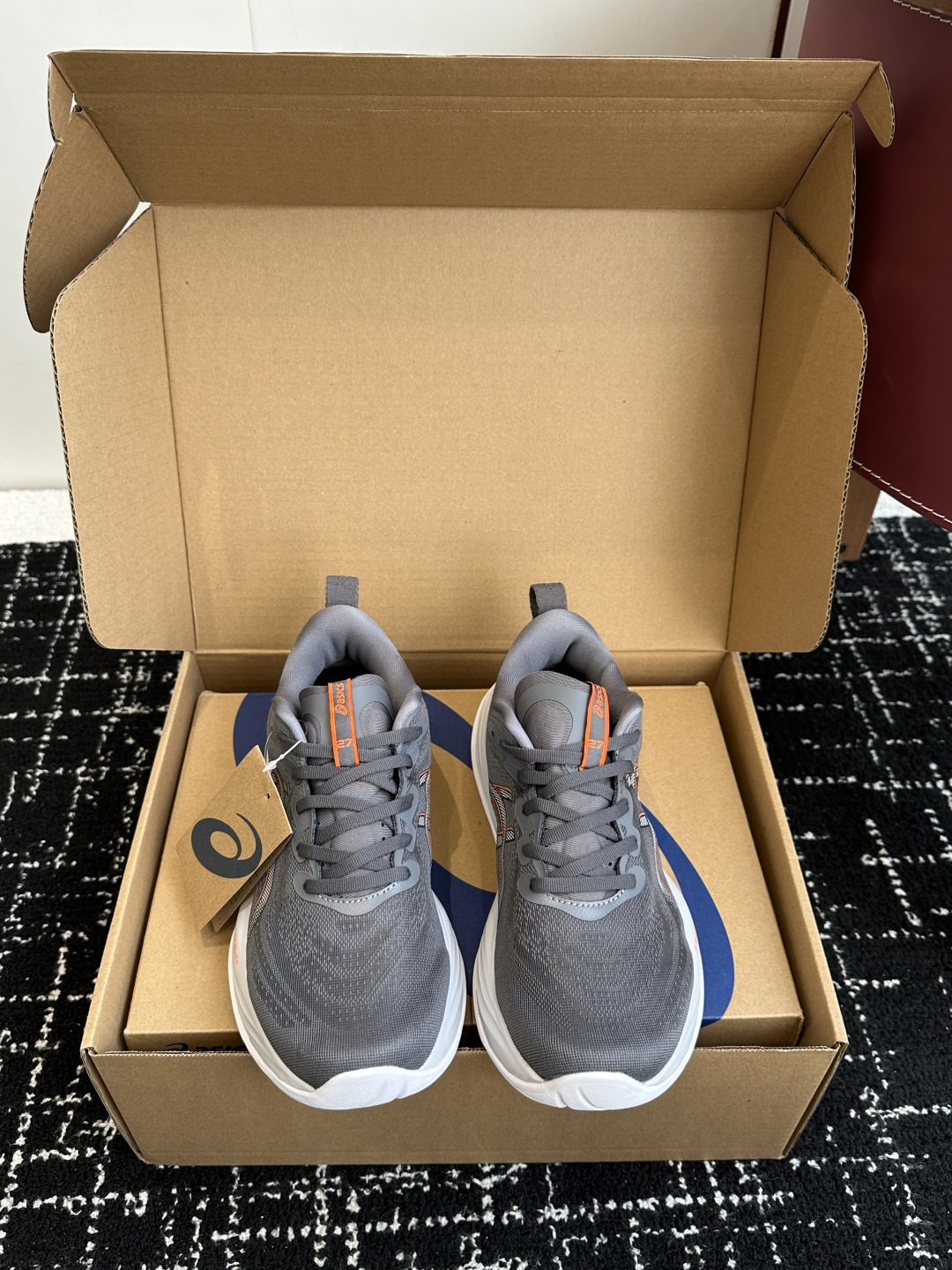 NO:559441,Made in Dongguan, pure original Asics Gel-Cumulus 27 is fashionable, comfortable and breathable, cushioning and rebound, casual sports running shoes!   The Gel-Cumulus 27 is newly launched, walking in the clouds, using new dual technology empowerment, lightweight rebound and sensitive feedback, cushioning protection technology design, newly upgraded engineering jacquard mesh upper that is light, breathable, comfortable and dry, Pure Gel cushioning rubber softness and comfort increased by 65, FF BLAST PLUS midsole lightweight rebound foot feel and efficient assistance with cloud-like softness, FLUIDRIDE  The rubber outsole is durable and wear-resistant, creating excellent traction and providing a smoother and faster stepping experience!  Size 40 40.5 41.5 42 42.5 43.5 44 45 Note that this shoe is too small, it is recommended to take one size larger for more comfort, casual shoes/sports shoes, sneakers19860909莞产 纯原 Asics Gel-Cumulus 27 时尚潮流 舒适透气 缓震回弹 休闲运动跑鞋！  该款Gel-Cumulus 27 焕新登场,漫步云端,采用全新双重科技赋能,轻量回弹灵敏反馈随形,缓震保护技术设计,全新升级的工程提花网眼鞋面轻薄透气舒适干爽,Pure Gel 缓震胶柔软舒适度提高了65,FF BLAST PLUS 中底轻量回弹脚感高效助功以云朵般的柔软度,FLUIDRIDE 橡胶大底抓地耐磨,缔造出色的抓地力,提供更顺滑,更迅捷的迈步体验！ 尺码 40 40.5 41.5 42 42.5 43.5 44 45 注意该款鞋偏小,建议拿大一码,穿着更舒服,休闲鞋/运动鞋,sneakers,Women's Shoes