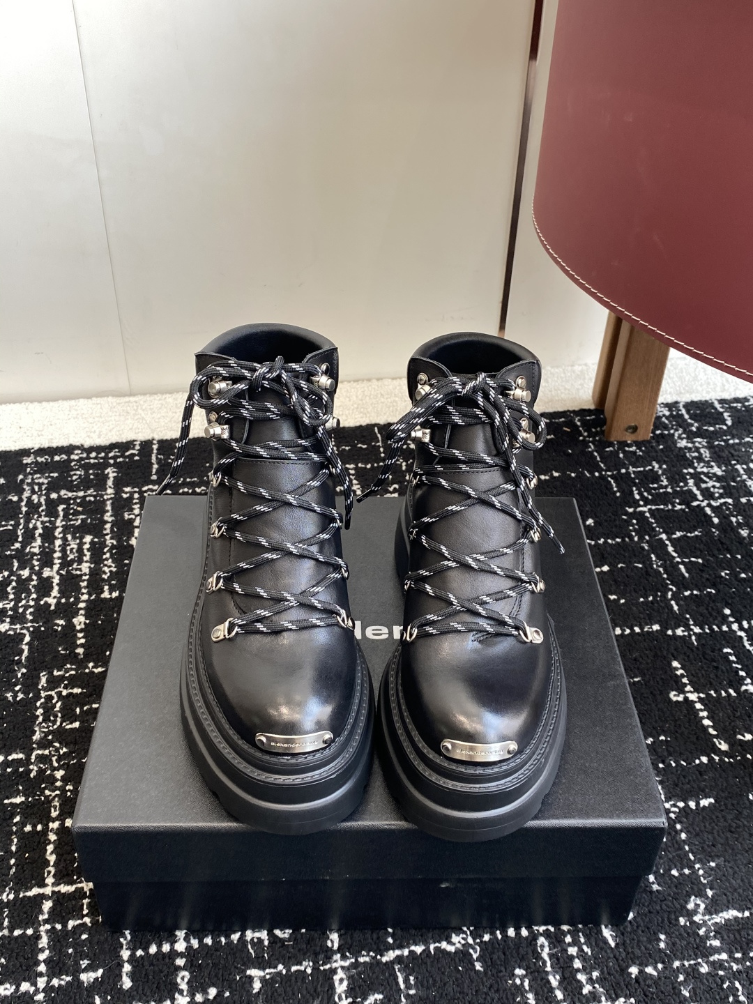 NO:560881,Purchasing agent Alexander Wang 25ss new style lace-up thick-soled short boots Martin boots King's thick-soled short boots are definitely a must-have artifact for leg muscles. They make you look taller and slimmer. The black classic and versatile king~~ The leather surface is matched with a laser logo, the strap design and the 7cm thick sole make it easy to have long legs!  Original cowhide upper, sheepskin lining, original rubber outsole, sole thickness 7cm, Size#35-39 (40 custom made, non-returnable), boots, alexander wang, boots, cowhide, sheepskin19860909代购级 Alexander Wang 大王25ss新款 系带 厚底 短靴 马丁靴 大王这双厚底短靴 绝对是腿精必备神器 显高显瘦,黑色经典百搭王~~ 皮面搭配激光Logo,绑带设计加上7cm厚底轻松拥有大长腿！ 鞋面原版牛皮 内里羊皮 鞋底原版橡胶大底 底厚7cm Size#35-39 (40定做不退换）,靴子,alexander wang,boots,cowhide,sheepskin,Women's Shoes