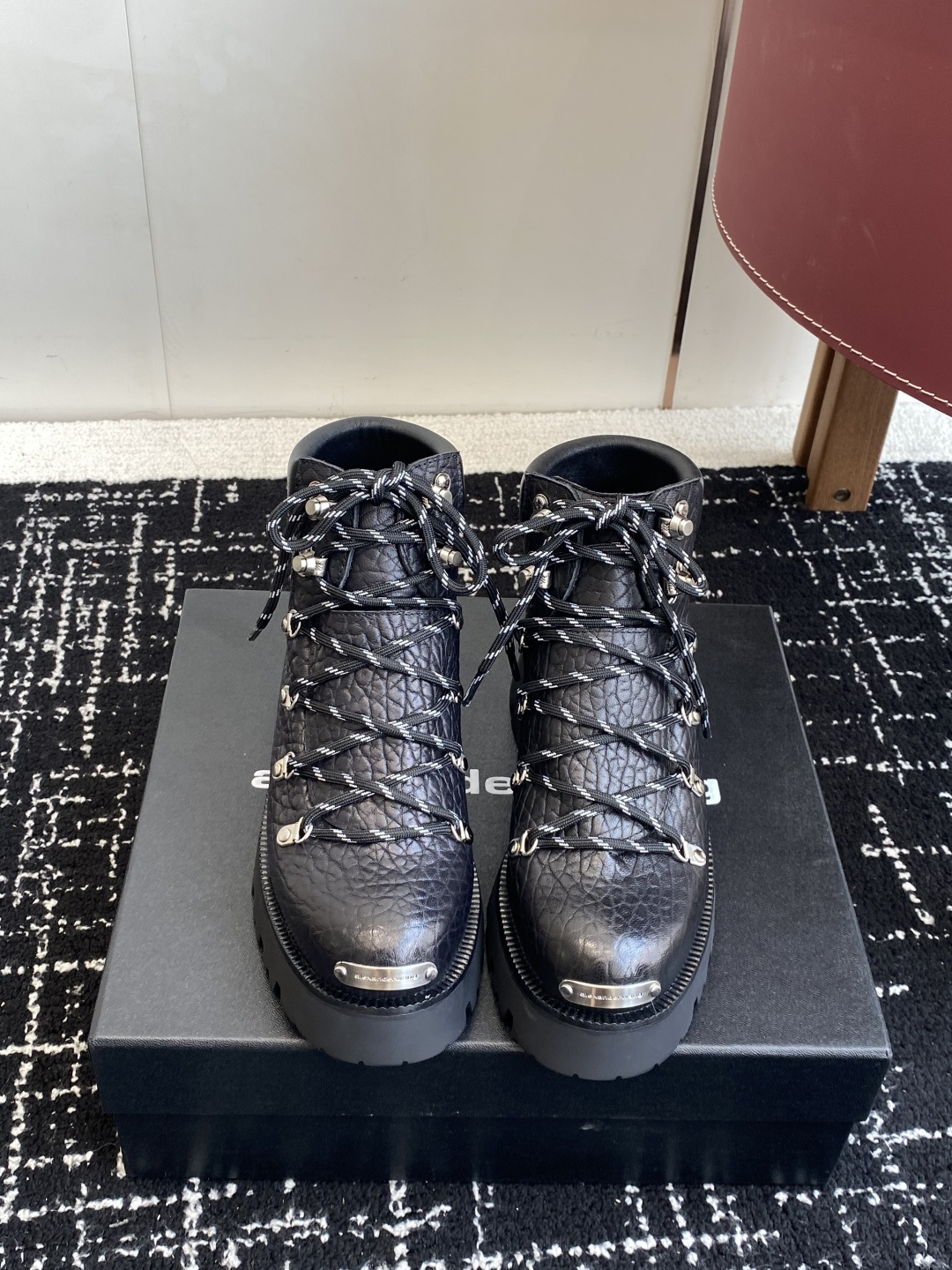 NO:560885,Purchasing agent Alexander Wang 25ss new style lace-up thick-soled short boots Martin boots King's thick-soled short boots are definitely a must-have artifact for leg muscles. They make you look taller and slimmer. The black classic and versatile king~~ The leather surface is matched with a laser logo, the strap design and the 7cm thick sole make it easy to have long legs!  Original cowhide upper, sheepskin lining, original rubber outsole, sole thickness 7cm, Size#35-39 (40 custom made, non-returnable), boots, alexander wang, boots, cowhide, sheepskin19860909代购级 Alexander Wang 大王25ss新款 系带 厚底 短靴 马丁靴 大王这双厚底短靴 绝对是腿精必备神器 显高显瘦,黑色经典百搭王~~ 皮面搭配激光Logo,绑带设计加上7cm厚底轻松拥有大长腿！ 鞋面原版牛皮 内里羊皮 鞋底原版橡胶大底 底厚7cm Size#35-39 (40定做不退换）,靴子,alexander wang,boots,cowhide,sheepskin,Women's Shoes