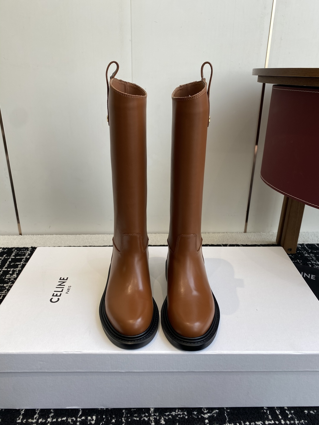 NO:559435,Purchasing agent CELINE Celine 2025 autumn and winter new Yang Mi's same style knight boots Arc de Triomphe British style short boots Simple and fashionable, timeless and timeless, they are a classic that will never fade out in the fashion circle. The retro British style allows you to wear a different temperament. Matching logo. Fabric 1:1 customized waxed calfskin (not ordinary cowhide in the market). Sheepskin lining. Sole leather welt combination outsole.  Size#35-39 (40# custom-made, non-refundable), boots, celine, boots, cowhide, sheepskin19860909代购级 CELINE塞琳 2025秋冬新款杨幂同款骑士靴 凯旋门英伦风短靴 简约大气时髦 耐看不过时 是时尚圈永不退潮的经典所在,复古的英伦风格,让你穿出不一样的气质对版logo 面料1:1定制蜡感胎小牛皮（非市场普通牛皮） 内里羊皮内里 鞋底真皮沿条组合大底 Size#35-39（40#订做不退换）,靴子,celine,boots,cowhide,sheepskin,Women's Shoes