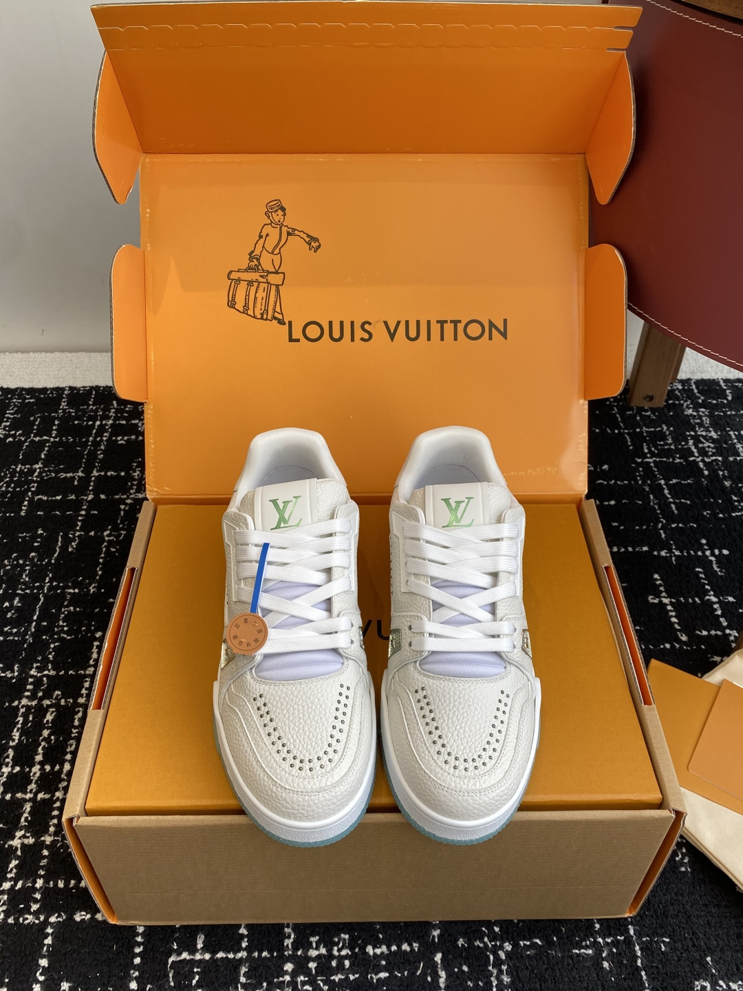 NO:559471,Purchasing agent level (official website sync box packaging) Louis Vuitton 25ss Lujia’s hot model!  Trainer sneakers are a must buy for everyone, you will never regret it!  Super versatile and high-end!  It goes well with any kind of clothes. The most important thing is that it is very attractive. The manufacturing process of the top OEM is very strict!  The materials are all top-grade cowhide customized from overseas, and the texture of the leather is the same as the original. It is super high-end, especially the texture that comes out when the shoe is bent, it has a completely ZP feel!  The outsole is also customized by our private model, with exclusive control. The entire font and concave and convex feel are difficult to distinguish between true and false. Size #Female 35-41 Male 38-47 (Female 41 Male 46 47 is customized and non-returnable), casual shoes/sports shoes, louis vuitton, louis vuitton, louis vuitton, sneakers, cowhide19860909代购级（官网同步盒包装） Louis Vuitton 25ss 驴家的爆款！trainer板鞋,每个人都必须入的款,绝不后悔！ 超级百搭高级！什么衣服都好搭.最主要是超耐看的. 顶级代工厂制程超严格！材料都是海外定制的顶级牛皮,皮纹质感都是原版的感觉 超高级,特别是鞋子折弯的时候出来的纹路,完完全全就是zp的感觉！ 大底也是我们私模定制的,独家把控,整个字体和凹凸感,真假难辨. Size#女35-41 男38-47（女41 男46 47定做不退换）,休闲鞋/运动鞋,louis vuitton,louis vuitton,louis vuitton,sneakers,cowhide,Women's Shoes