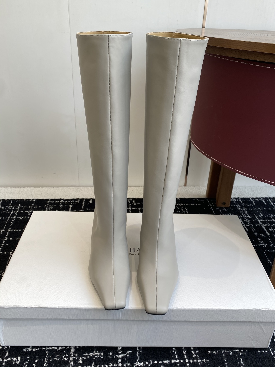 NO:559454,Purchasing agent KHAITE 25ss latest butter leather boots, small square heels, versatile style, the same style as Instagram bloggers!  Top quality reproduction of the original!  Super invincible and good-looking ~ The shoe shape is simple and elegant. It is a must-have item for all-matching in winter. The upper is made of imported horse oil leather. The workmanship is super fine. The upper foot is versatile and slimming. Super A and super cool!  A must-have for concave shapes, it can be easily worn with suits, coats, jeans, and dresses!  Upper butter leather, lining sheepskin, outsole Italian leather outsole, heel height 6.5cm, Size 35-41 (40 41 can be customized and non-returnable), boots, boots, skirts, jeans, business suit, sheepskin, sheep, Leather soles19860909代购级 KHAITE 25ss 最新牛油皮筒靴 小方跟 百搭系 ins博主同款！原版顶级复刻！超级无敌好看～鞋型简洁大方 冬季百搭必备单品 鞋面采用进口马油皮材质 做工超级精细 上脚百搭显瘦 超A超飒！凹造型必备 无论西装大衣、牛仔裤、连衣裙轻松可搭！ 鞋面牛油皮 羊京 内里羊皮 大底意大利真皮大底 跟高6.5cm Size35-41（40 41可定做不退换）,靴子,boots,skirts,jeans,business suit,sheepskin,sheep,Leather soles,Women's Shoes