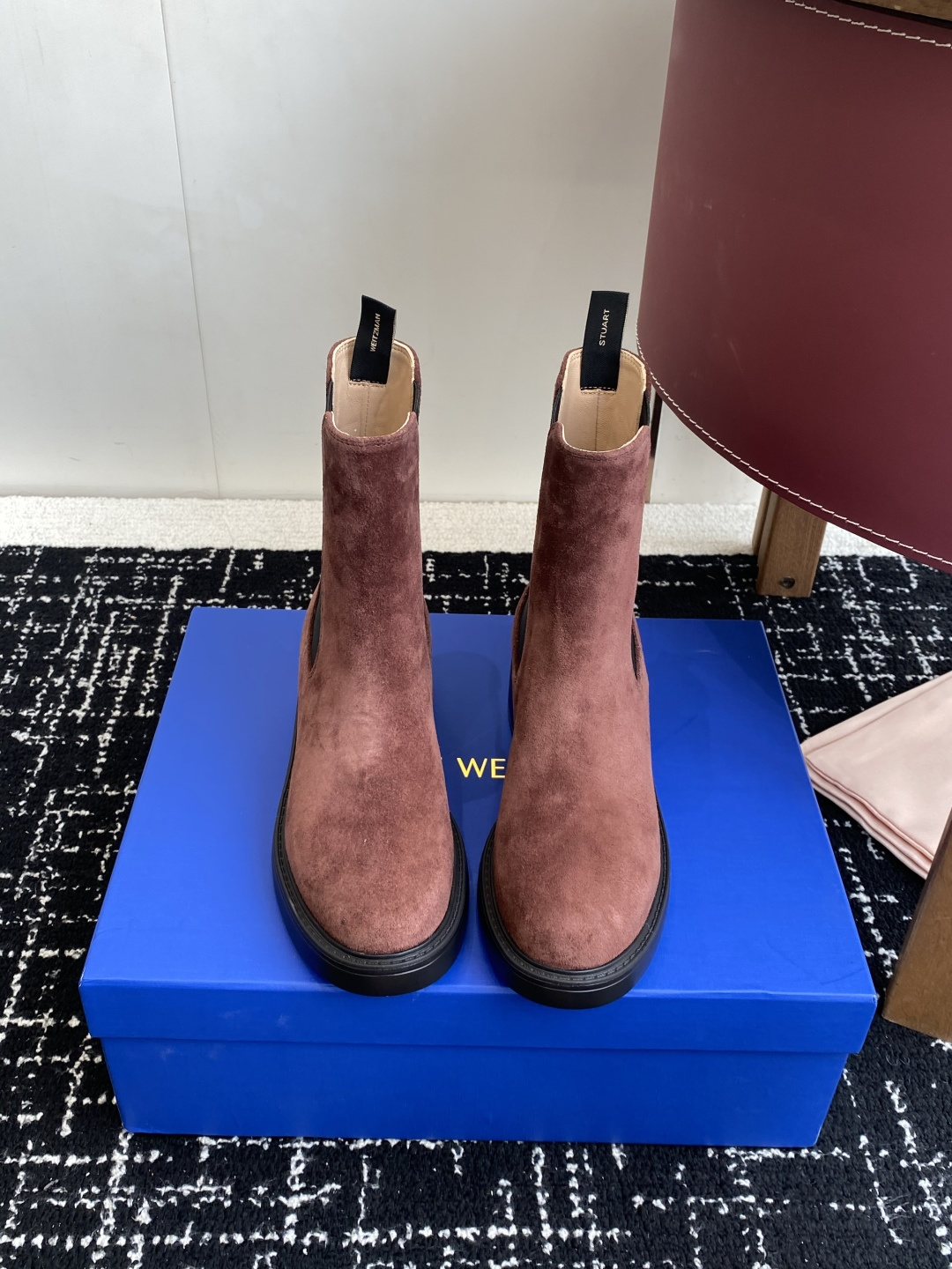 NO:559431,Purchasing-grade Yangjing cowhide Stuart Weitzman new autumn and winter short boots top version classic simple style!  The mid-tube design is very cool!  sw's shoes are getting more and more popular, and the professional shoe makers really have to say that the rounded toe box is suitable for friends with different foot types, and it is very comfortable on the feet!  Speaking of the most popular footwear item among fashionistas in the autumn and winter of the past two years, there is no doubt that knight boots are the best. Whether worn with shorts, skirts or leggings, they are all trendy and cool. In addition, knight boots are also a magic weapon for curing crooked calves and excessive calf fat. Whoever wears them has better legs!  !  Black is cool and handsome. It has irresistible charm and looks more elegant. Not only does it look stylish on the feet, but it also makes the legs look slimmer... Knight boots are really a very classic and retro existence!  The upper is imported Italian calfskin, the lining is imported mixed sheepskin; the original double-layer Eva foam outsole; non-slip, wear-resistant, super light, Size 35-40 (customized for 40, non-refundable), boots, stuart weitzman, boots, skirts, shorts, cowhide, sheepskin, sheep19860909代购级羊京 牛皮 Stuart Weitzman 秋冬新款 短靴 顶级版本 经典简约风格！中筒设计很帅气哦！sw家的鞋子越穿越上头,专业做鞋子的真的没得说圆润鞋头适合不同脚型的小伙伴,上脚非常舒适！ 说到近两年秋冬最受时髦精欢迎的鞋类单品,毋庸置疑是骑士靴了,无论是搭短裤、短裙还是小脚裤,无一不时髦甜酷.此外,骑士靴还是专治小腿弯曲不直、小腿肉赘肉多的法宝,谁穿谁是腿精！！黑色酷帅 魅力难挡,显得更有气质,上脚不仅有范儿而且还能让双腿显瘦加倍…骑士靴真的是非常经典复古的存在！ 鞋面进口意大利小牛皮 进口羊京 内里垫脚进口混种羊皮；原厂双层Eva发泡大底；防滑耐磨、超级轻 Size35-40（40定做不退换）,靴子,stuart weitzman,boots,skirts,shorts,cowhide,sheepskin,sheep,Women's Shoes