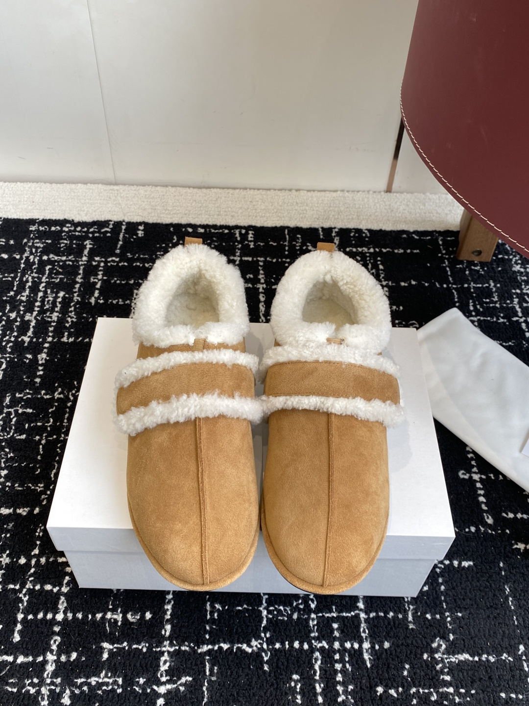 NO:559453,Dongguan purchasing agent’s latest 25-year-old The Row fur-integrated wool boots, the Velcro design is simple and convenient, and they look good when paired together!  The whole shoe is very soft, easy to wear and does not rub the feet. Major bloggers are wearing it one after another. The simple design is the consistent style of this brand, and everyone loves it. It is simple to put on but looks good on the feet. Fabric: Original custom-made imported cow wool, hidden 2cm higher movable latex insole, wool lining, outsole Tpu mold outsole  Continuing the consistent minimalist style, the shoe body is extremely light and close to the skin. The whole pair of shoes looks simple but the craftsmanship is difficult. It is made using a full leather bag production process. It is purely hand-sewn by masters. It is super waste material. It is very comfortable and soft on the feet and skin-friendly. There is no need to worry about the foot feel. It is necessary to wear it well. You can experience it if you wear it without wearing it. Size35-41 (40 41 custom-made is not returnable)19860909东莞代购级 25年最新款The Row皮毛一体羊毛靴,魔术贴设计简单又方便,搭配也好看！整个鞋子非常柔软,好穿不磨脚.各大博主纷纷在穿,简单设计乃是这个品牌一贯作风,迎来众人喜爱看着简单上脚起来却很好看 面料:原版定制进口胎牛绒,隐藏内增高2cm活动乳胶鞋垫内里羊毛,大底Tpu模具大底 延续了一贯极简风格,鞋身极其轻便贴肤,整双鞋子看似简单其实工艺很难,采用全皮套包制作工艺,老师傅纯手工缝制作,超级废料,上脚非常舒适柔软亲肤,脚感方面完全不可担心,好穿是必须的,穿若无穿的上脚体验 Size35-41（40 41订做不退换）,雪地靴,boots,Women's Shoes