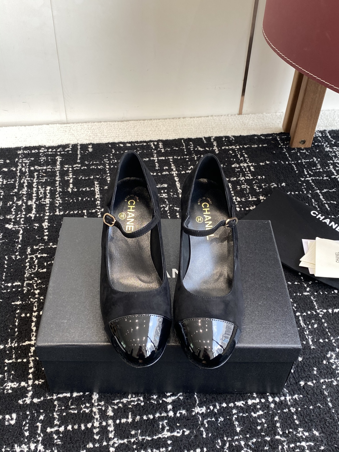 NO:559452,Purchasing agent level Chanel 25ss spring and summer series large pearl heel Mary Jane shoes very popular large double C design hand stitching is very time-consuming and labor-intensive unique outsole double spelling method rose red sole stickers let you inadvertently reveal the highlights outsole stitching will never come off the bottom is firm and permanent retro is the classic rich C flavor will be passed down forever Fabric imported sheepskin imported patent leather lining suede outsole Italian genuine leather outsole Heel height 5.5cm Size #35-41 (40  41 Custom-made (non-refundable),Mary Jane,chanel,mary jane,sheepskin,Leather soles19860909代购级 Chanel 25ss 春夏系列 大珍珠跟 玛丽珍 单鞋 非常火的大双C设计手工车线非常耗时耗力 独特大底双拼做法 玫红色底贴让你不经意露出亮点大底车线永不脱底牢固永久复古就是经典浓郁C味永久流传 面料进口羊皮 进口漆皮 内里小山羊皮 大底意大利真皮大底 跟高5.5cm Size#35-41（40 41订做不退换）,玛丽珍,chanel,mary jane,sheepskin,Leather soles,Women's Shoes