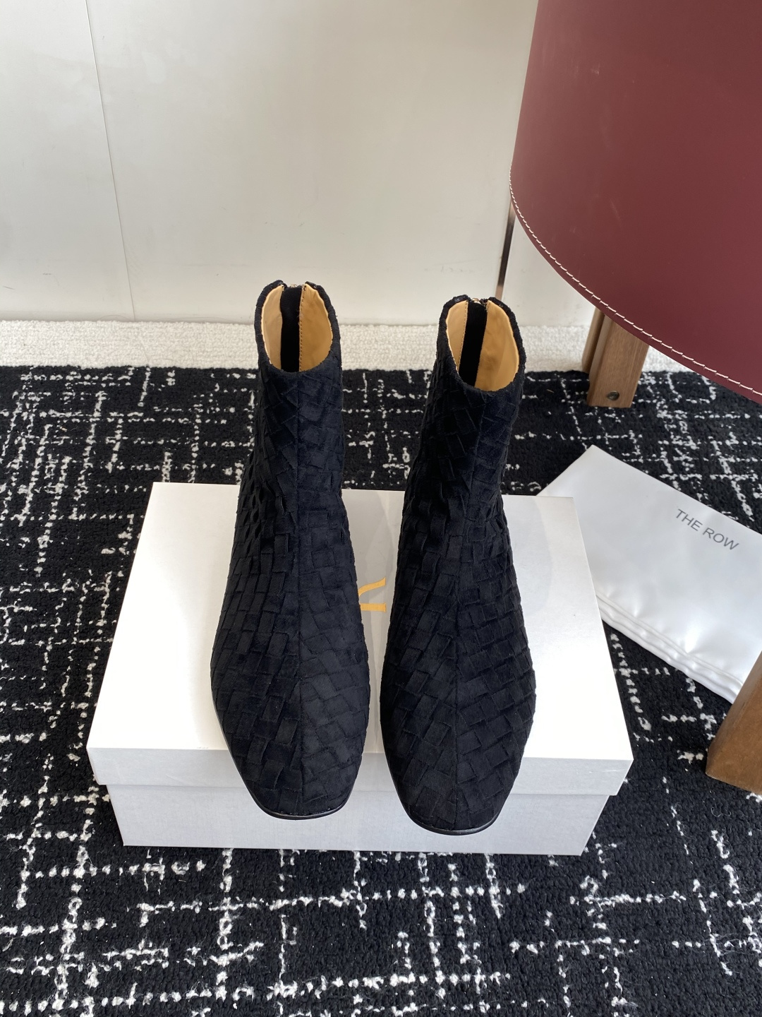 NO:559451,Purchasing agent level The row's new woven short boots, minimalist high-end flat boots, super soft suede leather, can't put it down, unique style, fall in love at first sight, row will always be so popular, hand-woven upper, water-dyed cowhide lining, outsole, injection molded leather outsole, Size#35-41 (40 41 customized, non-returnable), boots, boots, cowhide, chamois leather, Leather soles19860909代购级 The row 新款编织短靴 极简高级平底靴,麂皮皮超级柔软 爱不释手,独特风格,一眼爱上,row就是永远这么受欢迎 手工编织鞋面水染牛皮内里 大底注塑真皮大底 Size#35-41（40 41订做不退换）,靴子,boots,cowhide,chamois leather,Leather soles,Women's Shoes