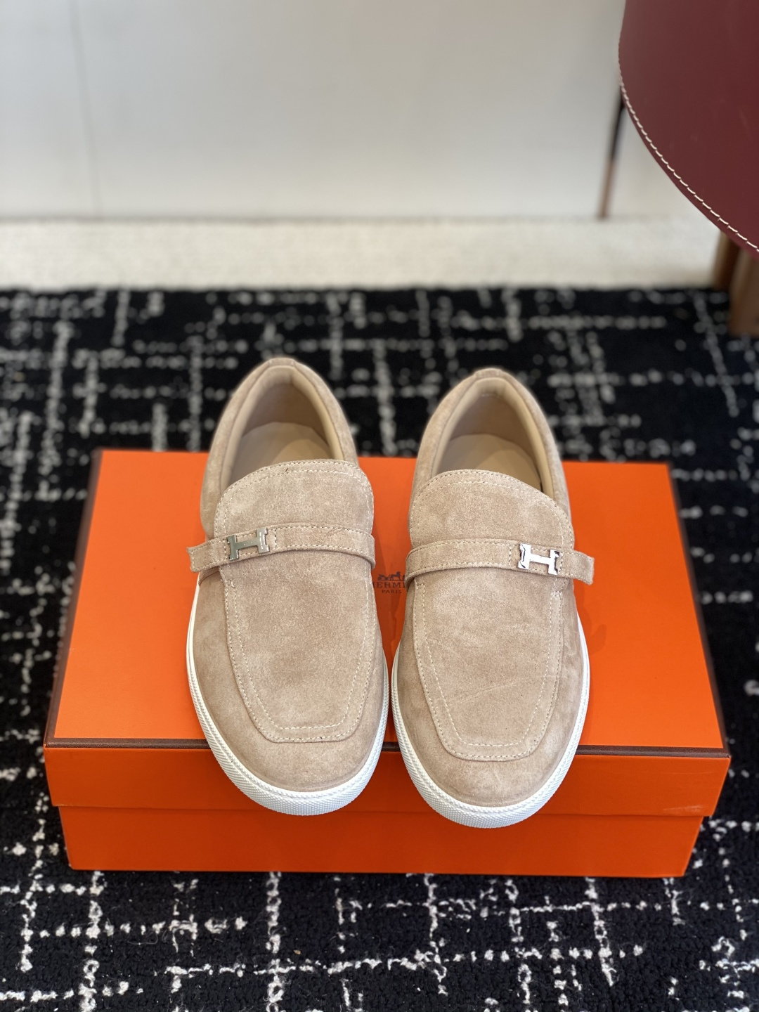 NO:559422,Purchasing agent Hermes Classic H Couple Loafers Enduring Casual Simple Style Lace-Free Casual Sports Shoes Comfortable Casual Versatile Fabric: Customized imported suede Lining: Sheepskin lining Outsole: Original molded outsole Size Female 35-41 (40 41 custom-made, non-returnable) Male 39-45 (45  Custom-made (non-refundable), loafers, hermes, hermes, loafers, sneakers, sheepskin, chamois leather19860909代购级 Hermes 爱马仕经典H 情侣款 乐福鞋 经久不衰 休闲 简约风格免系带休闲运动鞋 舒适 休闲 百搭 面料: 定制进口麂皮 内里: 羊皮内里 大底: 原版开模大底 Size女35-41（40 41订做不退换） 男39-45（45 订做不退换）,乐福鞋,hermes,hermes,loafers,sneakers,sheepskin,chamois leather,Women's Shoes
