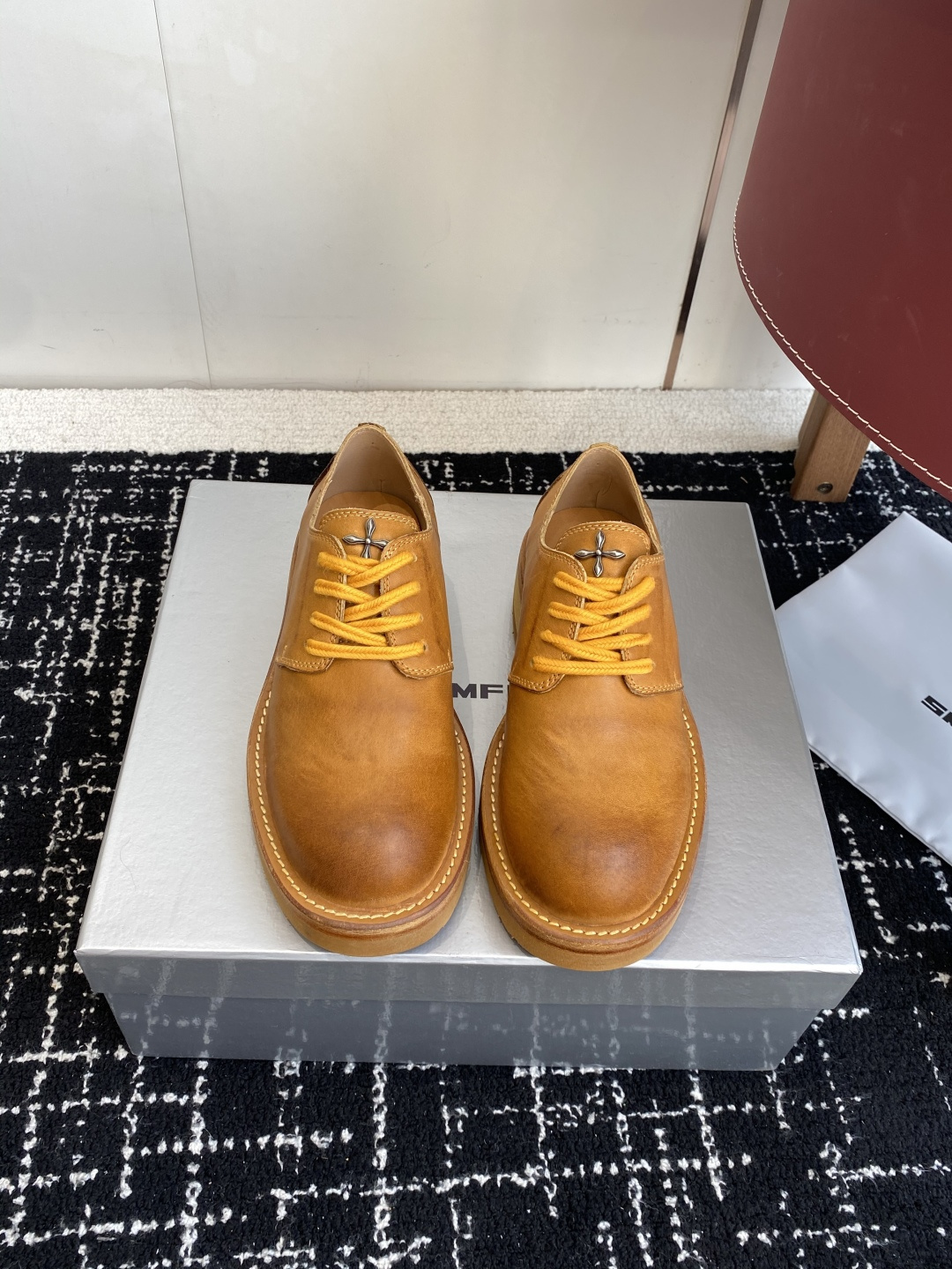 NO:560868,Purchasing-grade SMFK cross new model. Who knows the gold content? Loafers. A touch of yellow in autumn. In fact, they are very handsome. The upgraded version. This pair of shoes is a very textured waxy yellow. It is made with horsehide fabric. The outsole is fixed and stitched using Goodyear technology. It is mainly worn on the upper foot to really show the thin legs. It is especially handsome when paired with a dark coat and sweater in autumn and winter. The fabric is imported and aged horsehide. The lining is cowhide. The sole is original molded.  Size35-40 (40 orders are not returnable), boots loafers, loafers, boots, hoodie, sweatshirts, jackets & coats, cowhide19860909代购级 SMFK十字架新款 含金量谁懂 乐福鞋 秋天里的一抹黄,其实它很帅升级版的 这双单鞋是很有质感的油蜡黄色 配合马皮面料制作而成 大底使用固特异工艺进行固定缝合 主要是上脚穿真的显腿细,搭配秋冬深色外套卫衣特别出彩帅气 面料进口做旧马皮 内里牛皮 鞋底原版开模 Size35-40（40订做不退换）,靴子乐福鞋,loafers,boots,hoodie,sweatshirts,jackets & coats,cowhide,Women's Shoes