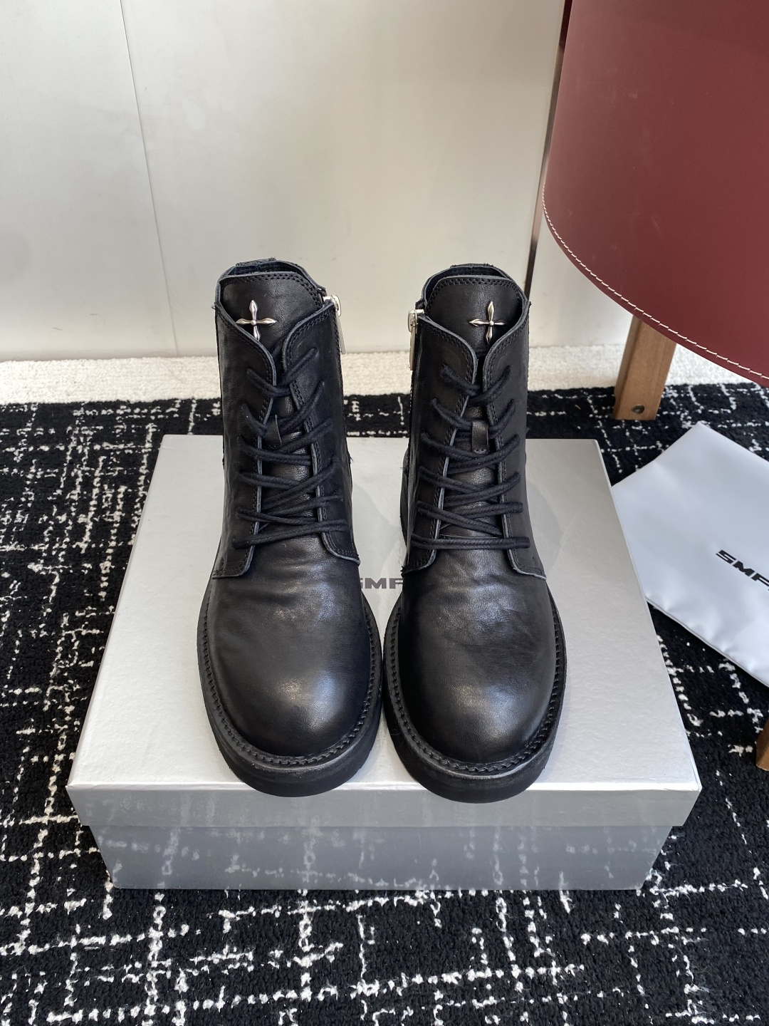 NO:560873,Purchasing-grade SMFK cross new model. Who knows the gold content? Martin boots. A touch of yellow in short boots in autumn. In fact, they are very handsome and upgraded. This pair of short boots is a very textured oil wax yellow and is made of horsehide fabric. The outsole is fixed and stitched using Goodyear technology. It is mainly worn on the upper feet to really show the thin legs. It is especially handsome when paired with dark coats and sweaters in autumn and winter. The fabrics are imported old horsehide and cowhide lining. The soles are original molded.  Size35-40 (40 orders are not returnable), boots loafers, loafers, boots, hoodie, sweatshirts, jackets & coats, cowhide19860909代购级 SMFK十字架新款 含金量谁懂 马丁靴 短靴秋天里的一抹黄,其实它很帅升级版的 这双短靴是很有质感的油蜡黄色 配合马皮面料制作而成 大底使用固特异工艺进行固定缝合 主要是上脚穿真的显腿细,搭配秋冬深色外套卫衣特别出彩帅气 面料进口做旧马皮 内里牛皮 鞋底原版开模 Size35-40（40订做不退换）,靴子乐福鞋,loafers,boots,hoodie,sweatshirts,jackets & coats,cowhide,Women's Shoes