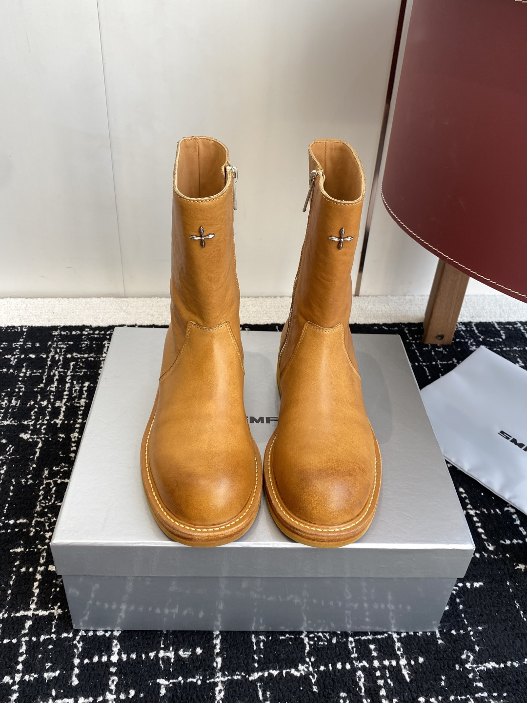 NO:560848,Purchasing-grade SMFK cross new model. Who knows the gold content? A touch of yellow in short boots in autumn, in fact, it is a handsome upgraded version. This pair of short boots is a very textured waxy yellow and is made of horsehide fabric. The outsole is fixed and stitched using Goodyear technology. It is mainly worn on the upper feet to really show the slim legs. It is especially handsome when paired with dark coats and sweaters in autumn and winter. The fabrics are imported old horsehide and cowhide lining. The soles are original molded.  Size35-40 (40 orders are not returnable), boots, hoodie, sweatshirts, jackets & coats, cowhide19860909代购级 SMFK十字架新款 含金量谁懂 短靴秋天里的一抹黄,其实它很帅升级版的 这双短靴是很有质感的油蜡黄色 配合马皮面料制作而成 大底使用固特异工艺进行固定缝合 主要是上脚穿真的显腿细,搭配秋冬深色外套卫衣特别出彩帅气 面料进口做旧马皮 内里牛皮 鞋底原版开模 Size35-40（40订做不退换）,靴子,boots,hoodie,sweatshirts,jackets & coats,cowhide,Women's Shoes