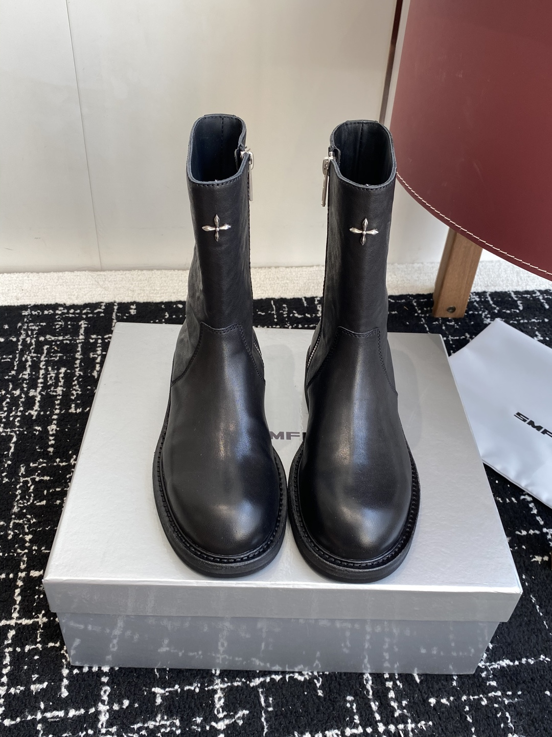 NO:560853,Purchasing-grade SMFK cross new model. Who knows the gold content? Martin boots. A touch of yellow in short boots in autumn. In fact, they are very handsome and upgraded. This pair of short boots is a very textured oil wax yellow and is made of horsehide fabric. The outsole is fixed and stitched using Goodyear technology. It is mainly worn on the upper feet to really show the thin legs. It is especially handsome when paired with dark coats and sweaters in autumn and winter. The fabrics are imported old horsehide and cowhide lining. The soles are original molded.  Size35-40 (40 orders are not returnable), boots, hoodie, sweatshirts, jackets & coats, cowhide19860909代购级 SMFK十字架新款 含金量谁懂 马丁靴 短靴秋天里的一抹黄,其实它很帅升级版的 这双短靴是很有质感的油蜡黄色 配合马皮面料制作而成 大底使用固特异工艺进行固定缝合 主要是上脚穿真的显腿细,搭配秋冬深色外套卫衣特别出彩帅气 面料进口做旧马皮 内里牛皮 鞋底原版开模 Size35-40（40订做不退换）,靴子,boots,hoodie,sweatshirts,jackets & coats,cowhide,Women's Shoes