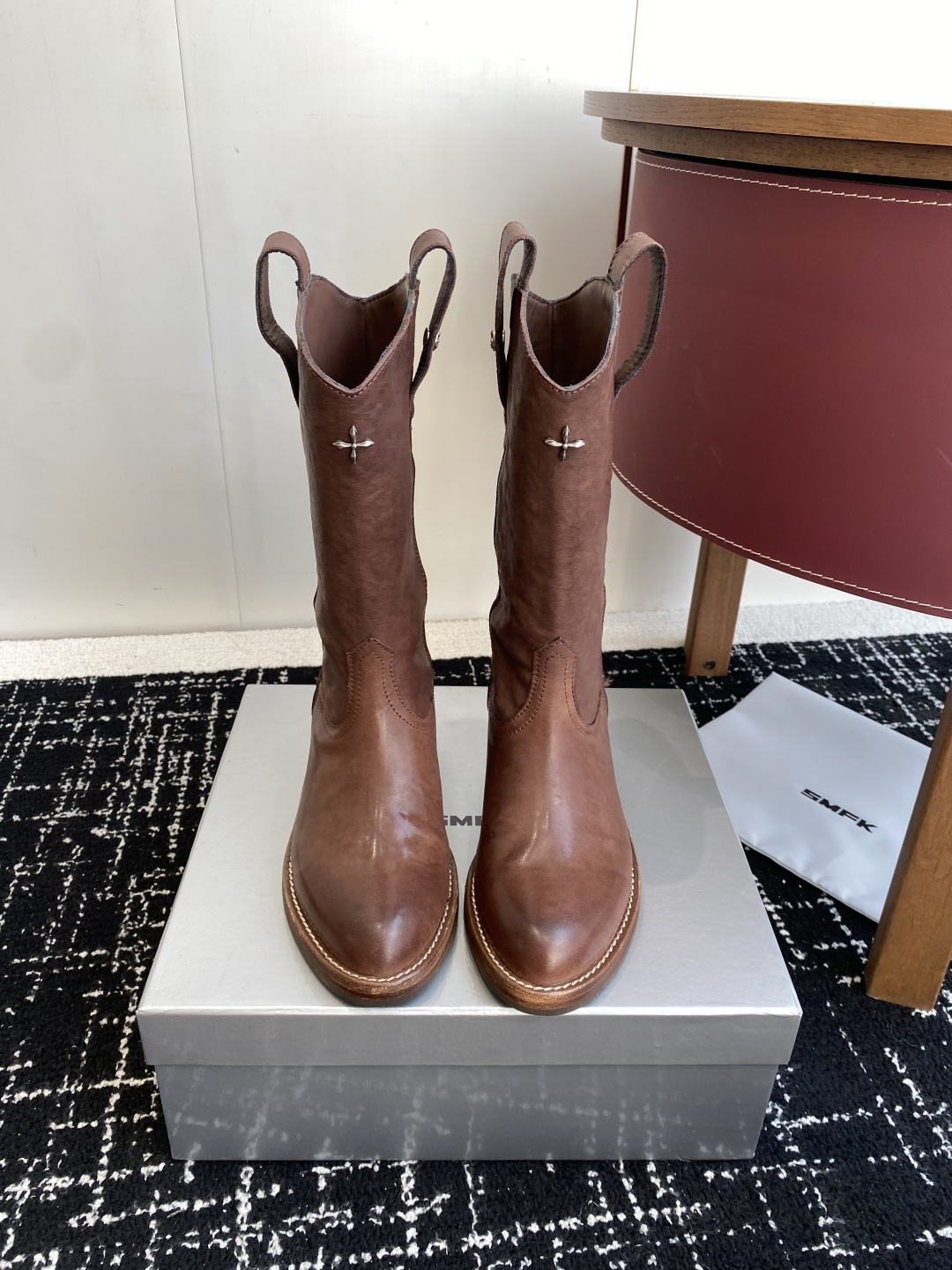 NO:560858,Purchasing-grade SMFK cross new style. Who knows the gold content? Cowboy boots. A touch of yellow in short boots in autumn. In fact, they are very handsome and upgraded. This pair of short boots is a very textured waxy yellow and is made of horsehide fabric. The outsole is fixed and stitched using Goodyear technology. It is mainly worn on the upper feet to really show the thin legs. It is particularly handsome when paired with dark coats and sweaters in autumn and winter. The fabrics are imported old horsehide and cowhide lining. The soles are original molded.  Size35-40 (40 orders are not returnable), boots, hoodie, sweatshirts, jackets & coats, cowhide19860909代购级 SMFK十字架新款 含金量谁懂 牛仔靴 短靴秋天里的一抹黄,其实它很帅升级版的 这双短靴是很有质感的油蜡黄色 配合马皮面料制作而成 大底使用固特异工艺进行固定缝合 主要是上脚穿真的显腿细,搭配秋冬深色外套卫衣特别出彩帅气 面料进口做旧马皮 内里牛皮 鞋底原版开模 Size35-40（40订做不退换）,靴子,boots,hoodie,sweatshirts,jackets & coats,cowhide,Women's Shoes