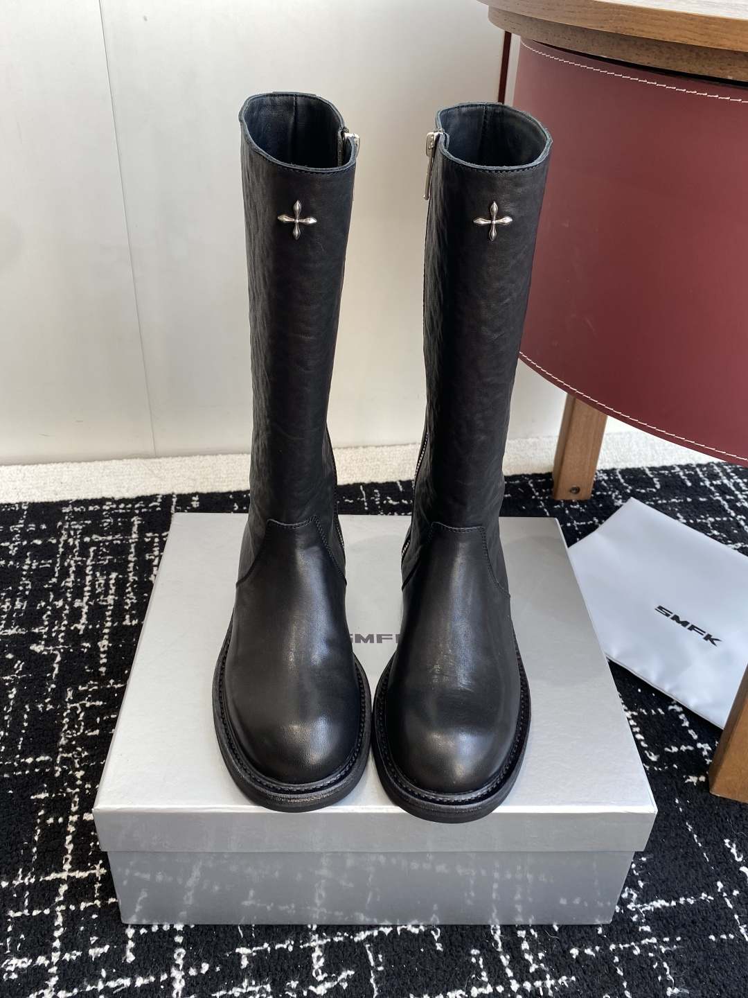 NO:560863,Purchasing-grade SMFK cross new style. Who knows the gold content? The knight boots have a touch of yellow in autumn, but they are actually very handsome and upgraded. This pair of boots is a very textured oil wax yellow and is made of horsehide fabric. The outsole is fixed and stitched using Goodyear technology. It is mainly worn on the upper foot to really show the thin legs. It is especially handsome when paired with a dark coat and sweater in autumn and winter. The fabric is imported and aged horsehide. The lining is cowhide. The sole is original molded.  Size35-40 (40 orders are not returnable), boots, hoodie, sweatshirts, jackets & coats, cowhide19860909代购级 SMFK十字架新款 含金量谁懂 骑士靴秋天里的一抹黄,其实它很帅升级版的 这双长靴 是很有质感的油蜡黄色 配合马皮面料制作而成 大底使用固特异工艺进行固定缝合 主要是上脚穿真的显腿细,搭配秋冬深色外套卫衣特别出彩帅气 面料进口做旧马皮 内里牛皮 鞋底原版开模 Size35-40（40订做不退换）,靴子,boots,hoodie,sweatshirts,jackets & coats,cowhide,Women's Shoes