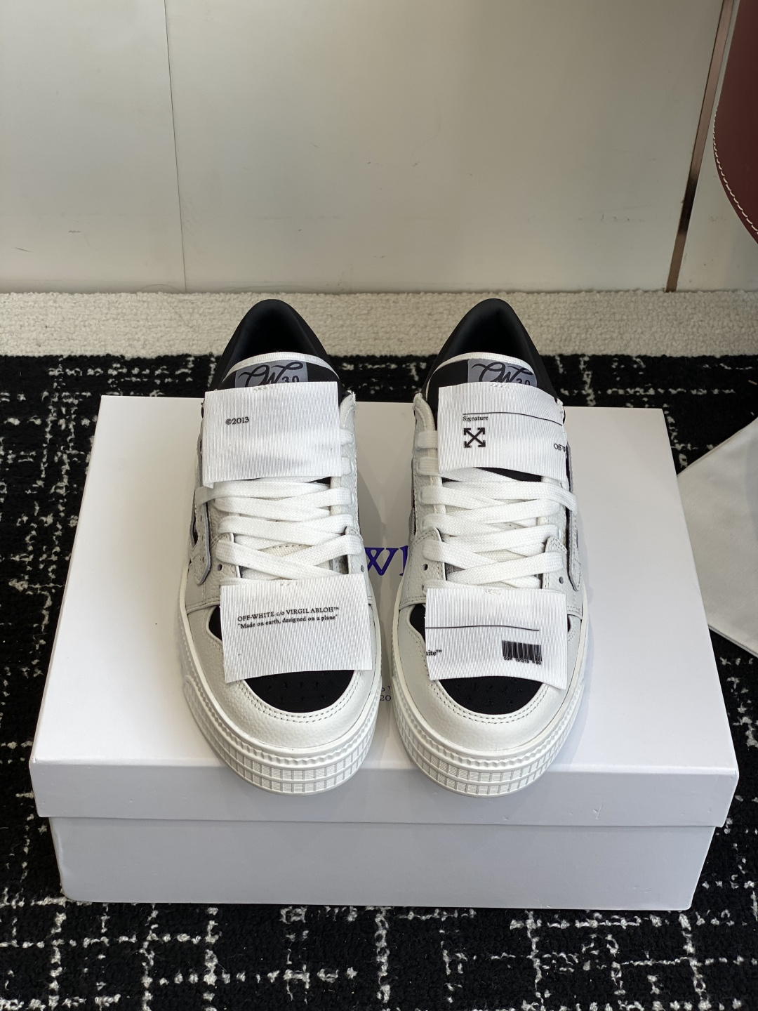 NO:559419,Purchasing-grade Off-White's new men's and women's lace-up sneakers decorated with arrows and color matching American brand OFF-WHITE c/o VIRGIL ABLOH was founded by Virgil Abloh in 2013. It walks between street culture and popular fashion. It interprets youth culture with contemporary elements and interprets trendy clothing with fine workmanship. Photos, paintings and eye-catching graphic prints are all sources of inspiration for the designer. White stripes and arrow patterns are its popular representative designs.  The upper is made of smooth calf leather with contrasting color splicing, with perforated details on the toe, an arrow logo on the upper, an Off-White logo on the heel, and decorated with same-color label details, contrasting rubber soles, and cotton-lined insoles. It has strong upper-foot wrapping, is comfortable and breathable, and will not tire your feet after long-term wear. It is fashionable and energetic!  Comes with original box packaging and dust bag Size36-46 (45 46 can be customized and cannot be returned or exchanged), casual shoes/sports shoes, off white, sneakers, cowhide19860909代购级 Off-White 新款饰箭头拼色男女同款系带运动鞋 美国品牌 OFF-WHITE c/o VIRGIL ABLOH 于 2013年由 Virgil Abloh 创办,行走于街头文化与人气时尚之间,以当代元素诠释青年文化,精细做工诠释潮流服饰,照片、画作和抢眼的图形印花都是设计师的灵感源泉.白色条纹和箭头图案则令其走红的代表设计. 鞋面采用光滑小牛皮撞色拼接,鞋头开孔细节,鞋帮处带箭头logo,鞋后跟处为 Off-White 徽标,饰有同色系标签细节,撞色橡胶鞋底,棉内里鞋垫,上脚包裹性极强,舒适又透气,久穿不累脚,时尚有活力！配原盒包装防尘袋 Size36-46( 45 46 可定不能退换）,休闲鞋/运动鞋,off white,sneakers,cowhide,Women's Shoes