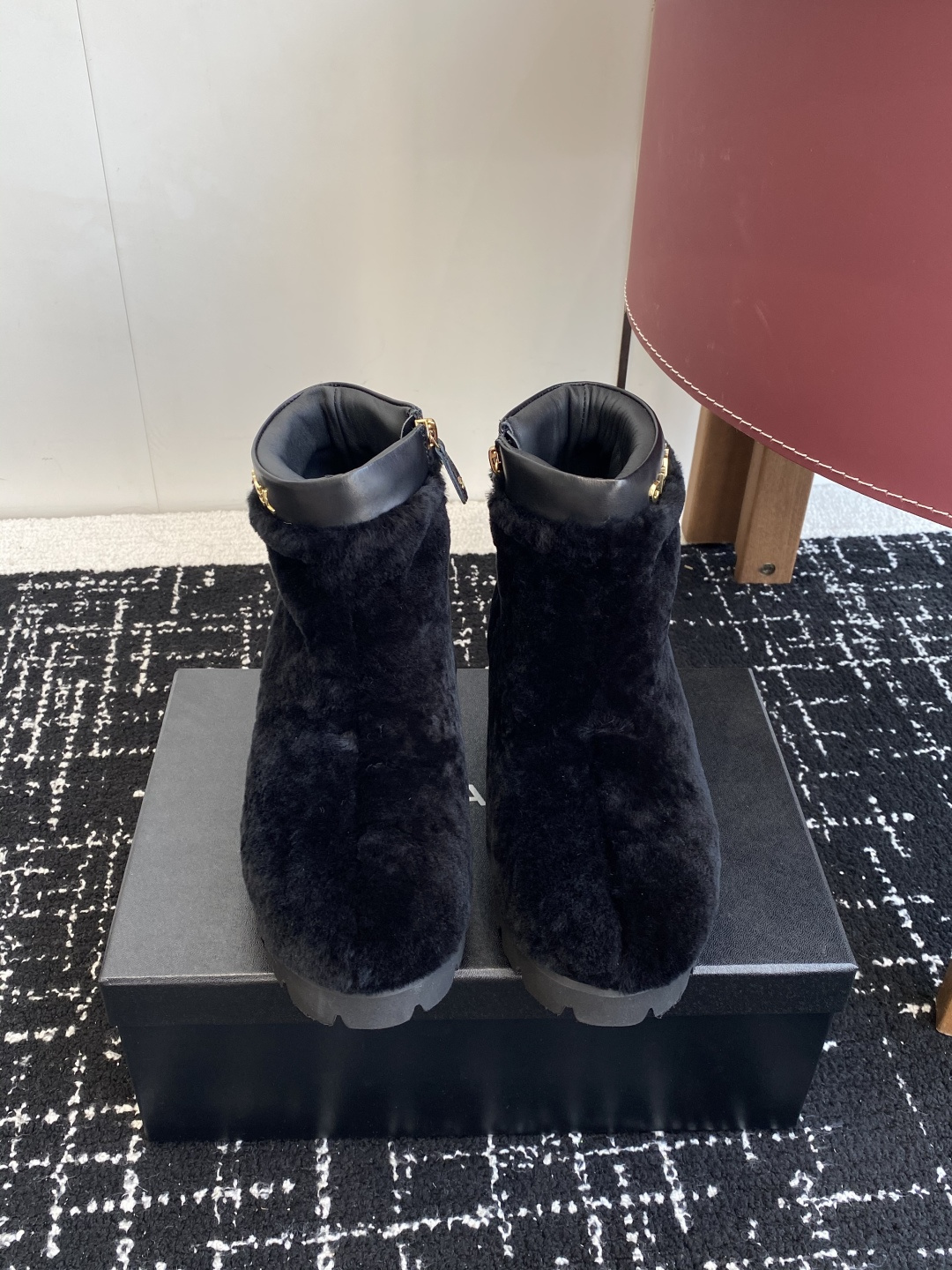 NO:559413,Purchasing agent Chanel 25 autumn and winter fragrance wool zipper short boots. Unique western boot design. Smooth curves and irregular edges are like free lines in the wilderness!  With a casual and free taste, let every step be uninhibited and refined!  Whether paired with smart suit pants to create a cool urban style, or paired with an elegant dress to create a strong and soft aesthetic. Or paired with jeans to create an authentic western style!  The upper is made of imported sheep brain, the lining is water-dyed cowhide, the Eva foam ultra-clear outsole is Size35-41 (40 and 41 are customized and non-returnable), boots, chanel, chanel, boots, skirts, jeans, business suit, cowhide19860909代购级 Chanel 香奈儿25秋冬小香 羊毛拉链短靴 独特的西部靴筒设计 流畅的曲线,不规则的边缘如同旷野中的自由线条！带着随性洒脱的味道.让每一步都踏出不羁与精致！ 无论是搭配干练的西装裤 打造都市酷飒风 还是与飘逸的连衣裙相配 碰撞出刚柔并济的美感.亦或是配上牛仔裤 演绎原汁原味的西部风情！ 鞋面采用进口羊脑 内里垫脚水染牛皮 Eva发泡超清大底 Size35-41（40 41定做不退换）,靴子,chanel,chanel,boots,skirts,jeans,business suit,cowhide,Women's Shoes