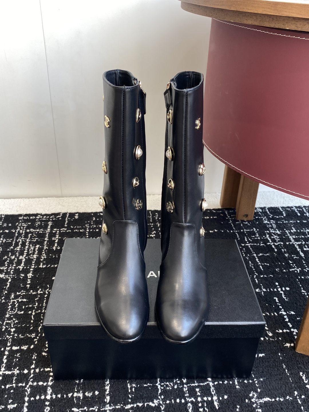 NO:559416,Purchasing agent Chanel Xiaoxiang 25ss new autumn and winter round toe zipper short boots. This thick sole has a high export rate in European and American street photos. It is also very popular on Instagram. I adjusted the shoe last for a month. The overall smoothness of the lines remains consistent with the original version. It is really charming. I believe that women with taste will fall in love with it. The CHANE*L series will never disappoint. It is the weapon of the goddess... Fabric: imported suede Lining: imported sheepskin  Feet: Imported cowhide Outsole: Genuine leather outsole imported from Italy Size#35-39 (40-41 custom-made, non-returnable), boots, chanel, boots, cowhide, sheepskin, chamois leather, Leather soles19860909代购级 Chanel 小香 25ss 秋冬新款 圆头拉链短靴 这款厚底在欧美街拍中出境率超高,ins也是火了一把,调鞋楦都调了一个月 整体线条流畅性保持跟原版一致,真的太有魅力了,我相信有品味的女人会看上它,CHANE*L系列一向不会令人失望,女神的利器…… 面料:进口麂皮 内里:进口羊皮 垫脚:进口牛皮 大底:意大利进口真皮大底 Size#35-39（40 41订做不退换）,靴子,chanel,boots,cowhide,sheepskin,chamois leather,Leather soles,Women's Shoes