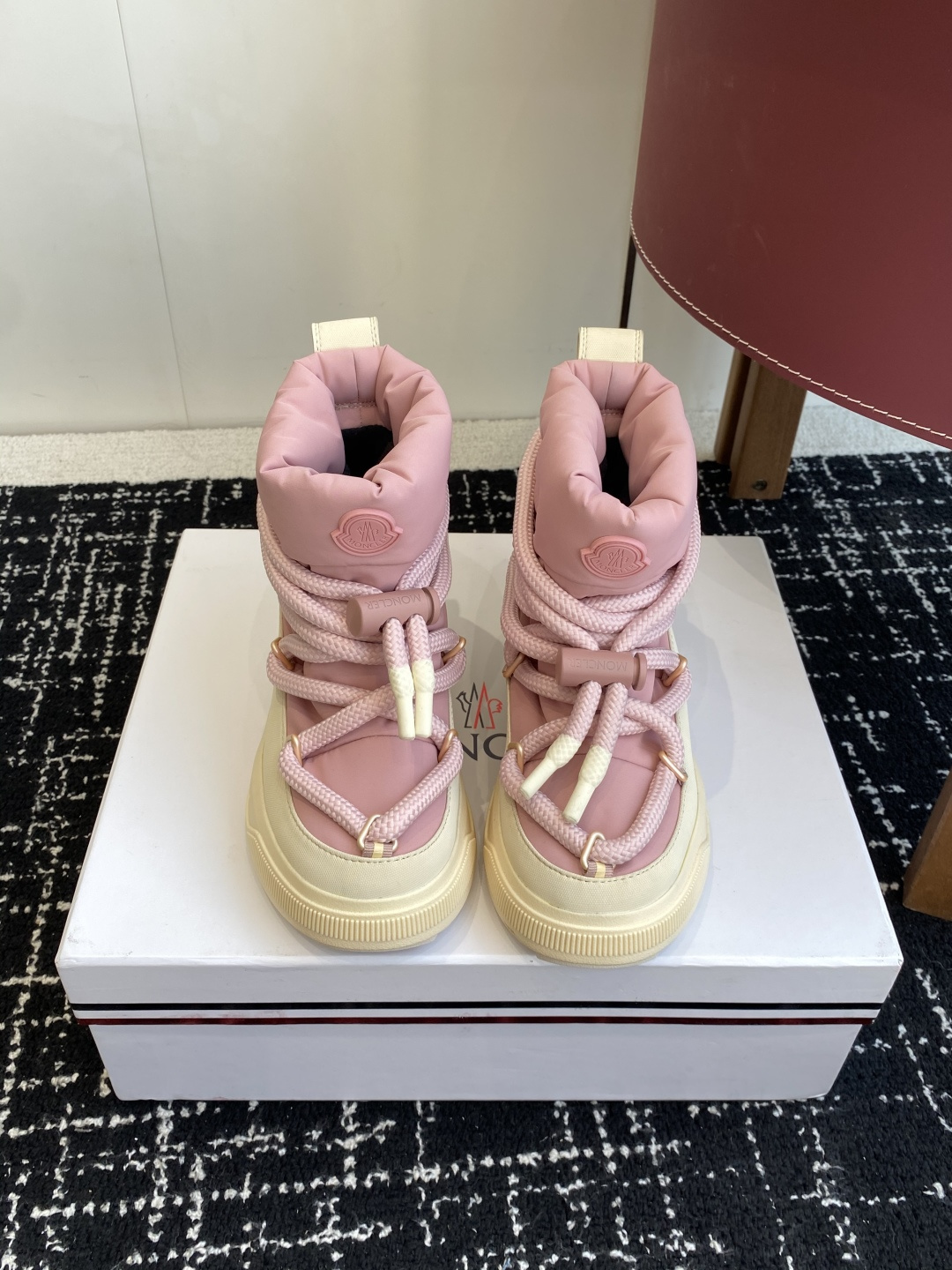 NO:559407,Purchasing-grade Moncler Altive Mid 2025 autumn and winter down ski boots are designed with drawstring laces and thermal lining, which are comfortable and warm. Equipped with Vibram non-slip outsole with strong grip. Witness the modern style of Moncler footwear series' alpine genes during every step. The fabric is imported waterproof down cloth/embossed cowhide, the lining is imported double-sided velvet, and the foot padding cowhide outsole TPU/rubber combination Size35-41 (40  41 Customized (no return or exchange), snow boots, boots, down jacket, cowhide19860909代购级 Moncler Altive Mid 2025秋冬羽绒滑雪靴 采用抽绳系带设计与保暖内衬,舒适温暖. 搭载强劲抓地的 Vibram 防滑大底 步履之间,见证 Moncler 鞋履系列 高山基因的现代风范. 面料进口防水羽绒布/压纹牛皮 内里进口双面绒 垫脚牛皮 大底TPU/橡胶组合 Size35-41（40 41订做不退换）,雪地靴,boots,down jacket,cowhide,Women's Shoes