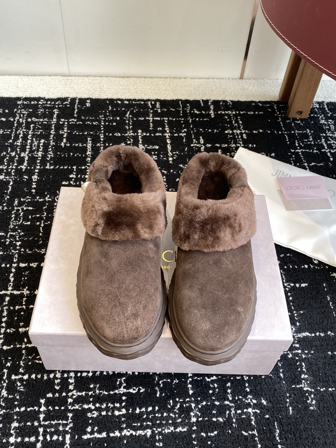 NO:559410,Purchasing agent Jimmy Choo 25ss latest casual shoes, the main series of the counter!  Purchasing agent level!  The fabrics are made of original uniform suede and imported cowhide, combined with the craftsmanship of JC elements, a unique series combination!  Super comfortable on the feet!  The inner lining is top-quality wool and the outsole is the original open-molded TPU outsole Size 35-40 (40 is custom-made and cannot be returned or exchanged), snow boots, jimmy choo, boots, cowhide, chamois leather19860909代购级 Jimmy Choo 25ss 最新休闲鞋,专柜主打系列！代购级别！ 面料选用原版一致麂皮 进口牛皮 搭配jc元素的工艺,绝绝子的系列组合！上脚超级舒适！内里顶级羊毛 大底是原版开模TPU大底 Size35-40（40订做不退换）,雪地靴,jimmy choo,boots,cowhide,chamois leather,Women's Shoes