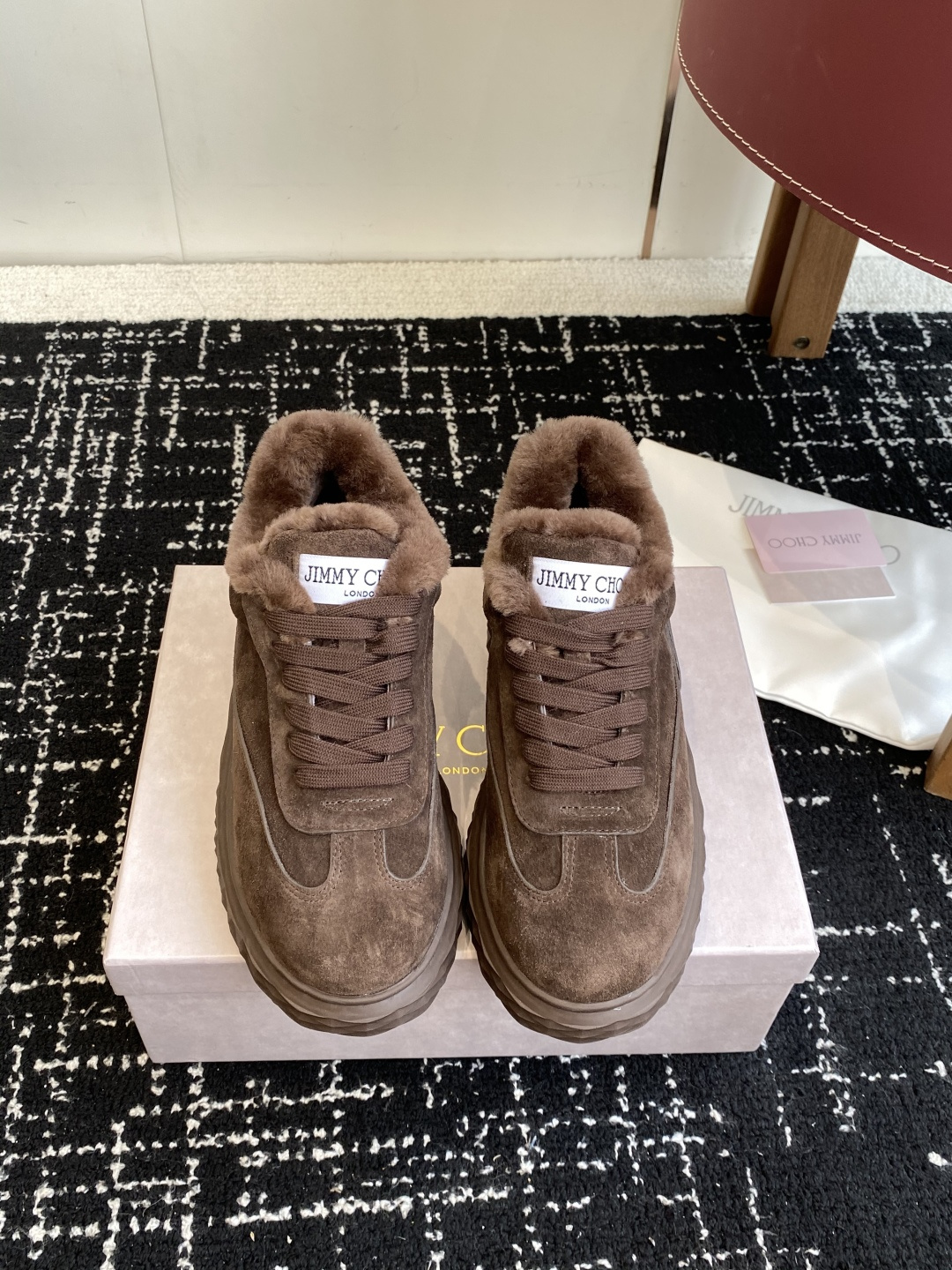 NO:560659,Purchasing agent Jimmy Choo 25ss latest casual shoes, the main series of the counter!  Purchasing agent level!  The fabrics are made of original uniform suede and imported cowhide, combined with the craftsmanship of JC elements, a unique series combination!  Super comfortable on the feet!  The inner lining is top-quality wool and the outsole is the original open-molded TPU outsole Size 35-40 (40 is custom-made and cannot be returned or exchanged), furry platform shoes, jimmy choo, cowhide, chamois leather19860909代购级 Jimmy Choo 25ss 最新休闲鞋,专柜主打系列！代购级别！ 面料选用原版一致麂皮 进口牛皮 搭配jc元素的工艺,绝绝子的系列组合！上脚超级舒适！内里顶级羊毛 大底是原版开模TPU大底 Size35-40（40订做不退换）,毛毛鞋松糕鞋,jimmy choo,cowhide,chamois leather,Women's Shoes