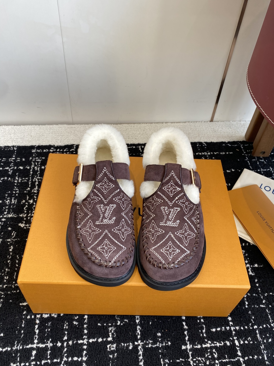 NO:559430,Purchasing agent level Lv fw 25 new arrival～25 autumn and winter cute furry shoes, Birkenstock shoes, Mary Jane T to be designed, integrating fashionable and desired elements!  The upper is hand-sewn with leather strips, highlighting the charm of handmade work. The inner lining is made of fur, so it doesn't feel too comfortable to wear. Wear it with socks, it looks great. The sole is made of foam material, which feels light and comfortable on the feet!  Size#35-41 (40 41 custom-made, non-returnable), loafers, woolen shoes, louis vuitton, loafers, mary jane, socks19860909代购级 Lv fw 25 new arrival～25秋冬可爱毛毛鞋,勃肯鞋型体,玛丽珍T待设计 把时髦想要的元素融为一体！ 鞋面用皮条纯手工缝制,彰显手工作品的魅力 内里皮毛一体材质,穿起来不要太舒服呀、配个袜子穿、好看死了 鞋底发泡材质的,脚感轻盈舒适！ Size#35-41（40 41订做不退换）,乐福鞋毛毛鞋,louis vuitton,loafers,mary jane,socks,Women's Shoes