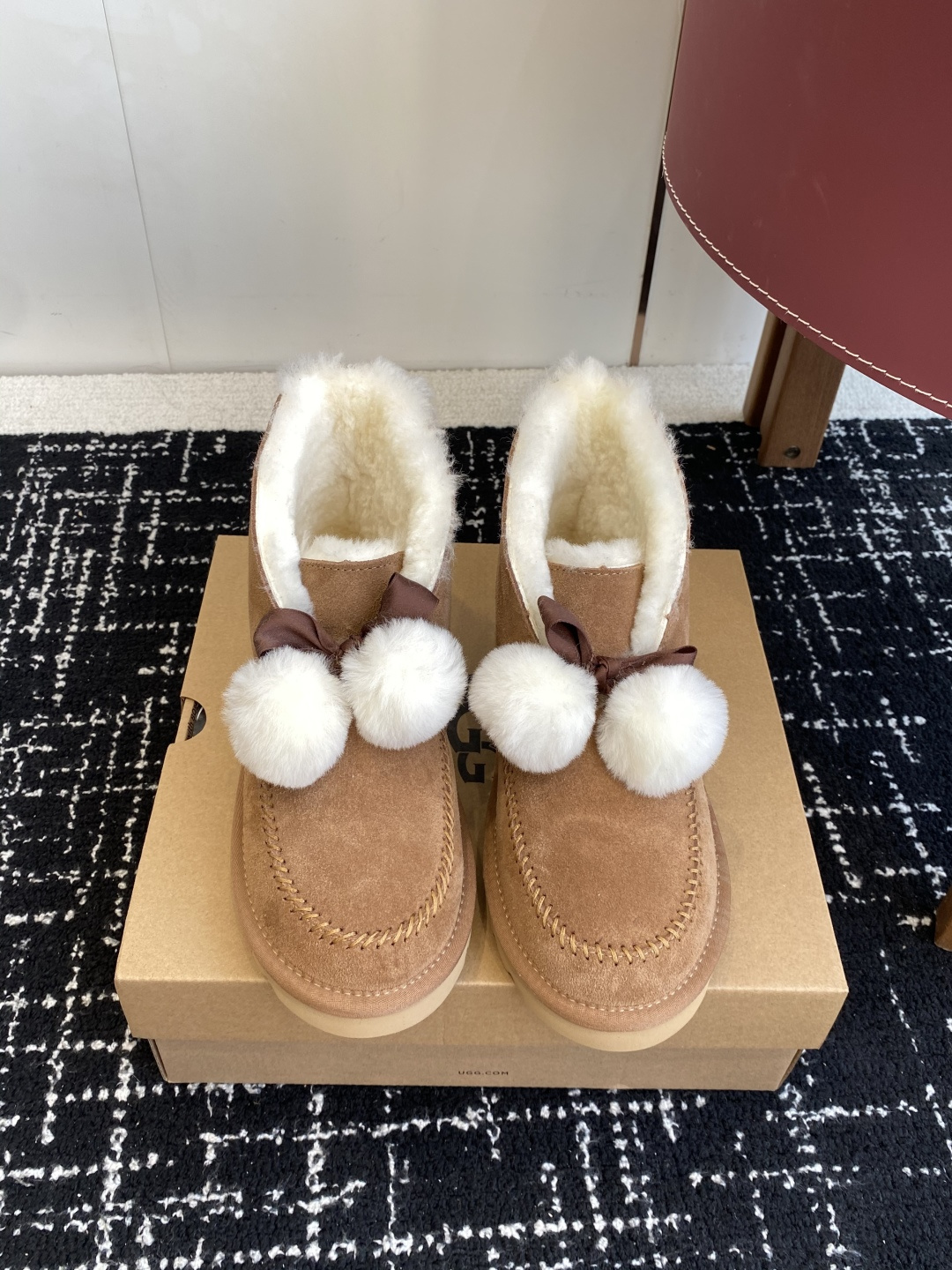 NO:561420,Purchasing-grade UGG Kailin fur ball bow style, soft and cute plus velvet snow boots, check your winter soft and cute cream style look, stepping into the clouds is as warm as one click, and can also sweeten the streets with one click~ The fur ball + bow double buff is stacked, the big plush lining makes you don’t want to take it off, and you will feel the atmosphere when you go out on the street in autumn and winter!  'All the sweet girls in the circle are wearing these to look cute' is really not an exaggeration~ The shoe shape is short and easy to wear, and the design can be put on and off in seconds. Lazy people and people who are afraid of the cold will be ecstatic!  Suede sheepskin upper, dense wool lining (skin-friendly and temperature-locking, like stepping on a wool blanket), large non-slip and wear-resistant custom-made outsole (stable on ice too) size #35-39 (40 orders made, non-returnable), snow boots, boots, sheepskin, blankets19860909代购级 UGG凯琳 毛球蝴蝶结款 软萌甜妹本命加绒雪地靴 check 你的冬日软萌奶油系 look,踩进云朵般温暖还能一键甜化街头~毛球＋蝴蝶结双 buff 叠满,大毛绒里了穿就不想脱,秋冬出街氛围感直接拉满！ “个甜妹圈都在穿它卖萌”真不是夸张～鞋型是好穿不挑脚的短简款,一脚瞪设计秒穿脱,懒人党、怕冷星人狂喜！ 鞋面反绒羊皮 内里绵密羊毛（亲肤锁温,像踩在羊毛毯上）一大底防滑耐磨定制大底（冰面也稳当） size#35-39（40订做不退换）,雪地靴,boots,sheepskin,blankets,Women's Shoes