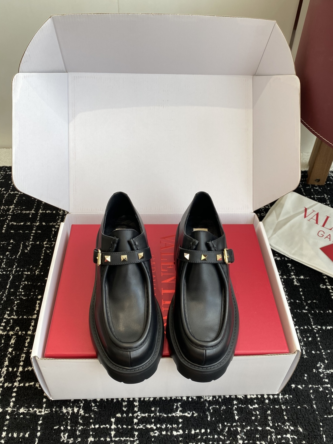 NO:561408,Dongguan purchasing agent grade (official website sync box packaging) VALENTINO Valentino's new one-step heightening loafers  Available simultaneously at counters, you can experience the forefront of fashion. In the fashion world, Valentino has always led the trend with its unique design concept and exquisite craftsmanship. Today, we want to introduce to you a highly anticipated new product of Valentino - heightening loafers. This shoe not only inherits Valentino's consistent elegance and luxury, but also makes new breakthroughs in comfort and practicality.  The upper is made of original calfskin, with fine leather texture, good texture, firm leather but not looseness, clear grain texture, strong and supple, tear-resistant and anti-wrinkle, soft to the touch, delicate and elastic, and can fit the foot shape well, bringing ultimate comfort.   The classic round-toe design not only looks elegant and generous, but also effectively modifies the shape of the feet, making the feet look more delicate. Purely hand-sewn mark thread, the tightness of each stitch, the smoothness of the lines and the overall coordination have been carefully considered and adjusted by the master. There are no masters with decades of experience who cannot produce this taste.  The 5cm heightening design can elongate the leg lines with one click, making your body proportions more perfect. It is simply good news for small people. Whether you are traveling daily or attending a party, you can easily have a confident and charming figure. The adjustable buckle design provides flexible adaptability to people with different foot types. Simply adjust the tightness of the buckle and you can easily put it on and take it off without any effort. The small gold rivet embellishment is the icing on the cake, so beautiful that it makes people yearn for it!  The inner lining and foot pads are made of sheepskin, which is light, soft and breathable. At the same time, the sheepskin material has very good ductility and can tightly wrap the soles of the feet, giving full support and protection, effectively avoiding problems such as foot grinding and foot squeezing, so that you can feel the ease and freedom of your feet whether you are walking or standing for a long time.  The high-density rubber outsole has become the first choice for many high-quality shoes due to its excellent anti-slip power, stable grip under various ground conditions, strong toughness and light foot feel. The versatile nature of Valentino heightening loafers is also one of the reasons why they are so popular. Whether they are paired with casual pants, jeans or skirts, they can be easily controlled and show different fashion styles. Whether commuting or going out for a date, they can meet your matching needs!  Fabric Original calfskin, sheepskin lining, padding sheepskin, sole thickness 4.5cm, Size35-39, loafers, valentino, valentino, loafers, skirts, jeans, cowhide, sheepskin19860909东莞代购级（官网同步盒包装） VALENTINO 华伦天奴新款一脚蹬增高乐福鞋 专柜同步发售,领略时尚前沿,在时尚界,华伦天奴（Valentino）始终以其独特的设计理念和精湛的工艺,引领着潮流的风向标.今天,我们要为大家介绍的,正是华伦天奴的一款备受瞩目的新品——增高乐福鞋.这款鞋不仅继承了华伦天奴一贯的优雅与奢华,更在舒适度和实用性上做出了全新的突破. 鞋面采用原版小牛皮制作,皮纹细腻、质感好、皮质紧实不松垮,粒面质感清晰,结实柔挺,抗撕裂抗褶皱,手感柔滑触感细腻且富有弹性,能够很好地贴合脚型,带来极致的舒适感受. 采用经典的圆头设计,不仅显得优雅大方,还能有效修饰脚型,让双脚看起来更加秀气. 纯手工缝制的马克线,每一处针脚的紧密程度、线条的流畅度以及整体的协调性,都经过师傅的精心考量与调整,没有几十年的老师傅是做不出来这个味道的. 5cm增高设计,一键拉长腿部线条,让你的的身材比例更加完美.简直就是小个子的福音,无论是日常出行还是参加聚会,都能让您轻松拥有自信迷人的身姿. 可调节搭扣设计,它为不同脚型的人提供了灵活的适应性.只需简单调整搭扣的松紧度,便可轻松穿脱,无需费力,金色小柳钉点缀,更是整体锦上添花,美得让人心生向往！ 内里与垫脚都是羊皮材质,轻软透气,同时羊皮材质的延展性也非常好,能够紧密包裹着脚掌,给予充分的支撑与保护,有效避免磨脚、挤脚等问题,让你无论是长时间行走还是站立,都能感受到脚部的轻松与自在 高密度橡胶大底,以其出色的防滑力、能够在各种地面条件下提供稳定的抓地力,韧性十足的特性以及轻便的脚感,成为了众多高品质鞋款的首选. 华伦天奴增高乐福鞋的百搭性也是其备受喜爱的原因之一.无论是搭配休闲裤、牛仔裤还是裙子,都能轻松驾驭,展现出不同的时尚风格.不管通勤还是出街约会,都能满足你的搭配需求！ 面料原版小牛皮 内里羊皮 垫脚羊皮, 底厚4.5cm Size35-39,乐福鞋,valentino,valentino,loafers,skirts,jeans,cowhide,sheepskin,Women's Shoes