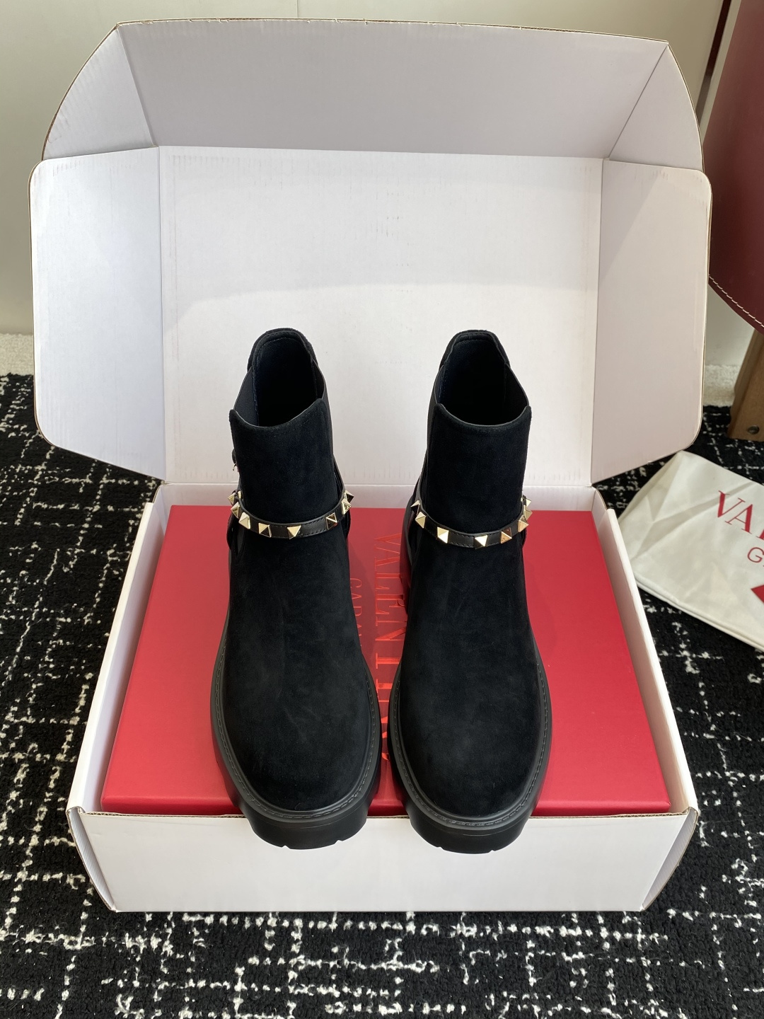 NO:561402,Dongguan purchasing grade (official website sync box packaging) VALENTINO Valentino classic rivet Martin boots. The lightweight rubber outsole and superior rubber elasticity can help your feet share the weight pressure and alleviate friction and impact. It also provides excellent durability and anti-slip properties. It can effectively alleviate friction and impact and protect your feet from accidental injuries. Imported calfskin, imported suede, lining sheepskin, padding sheepskin, sole thickness 4cm Size35/36/37/38/39/40 (40 non-refundable), boots, valentino, valentino, boots, cowhide, sheepskin, chamois leather19860909东莞代购级（官网同步盒包装） VALENTINO 华伦天奴经典鉚钉马丁靴 质感轻盈的橡胶大底,橡胶优越的弹性,能帮助双脚分担重量压力,缓和摩擦冲击,同时赋予卓越的耐用性,防滑性,它能够有效缓和摩擦冲击,保护你的脚部免受意外伤害. 进口进口小牛皮 进口麂皮 内里羊皮 垫脚羊皮 底厚4cm Size35/36/37/38/39/40（40不退换）,靴子,valentino,valentino,boots,cowhide,sheepskin,chamois leather,Women's Shoes