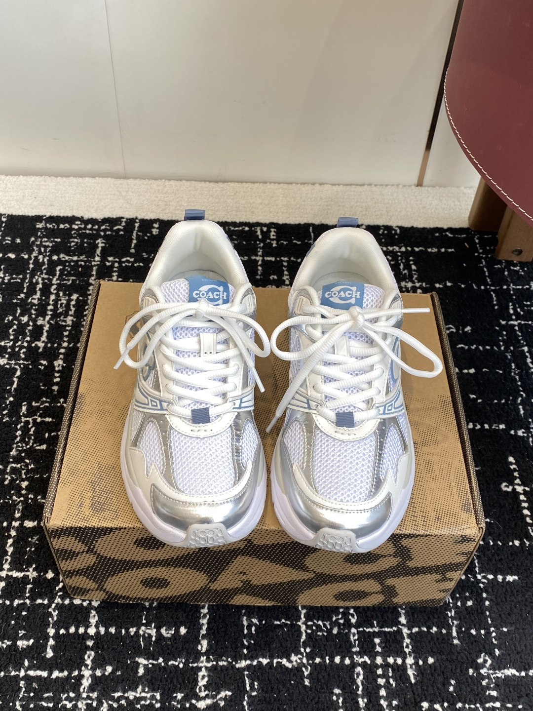 NO:564544,Purchasing agent for COACH casual sports couple women's shoes.  Official website synchronization!  Fashionable casual sports dad shoes, versatile.  The color combination is elegant and beautiful.  Can be worn in all seasons, the LOGO printed on the side is three-dimensional and clear.  The back neckline is covered with foam and is designed to be comfortable and not wear on your feet.  After discussion and debugging by the designer.  The version is super slimming.  A classic dad shoe suitable for young people, a must-have for beauties!  Upper cowhide, lining mesh, outsole original abrasive outsole Size female 37-40 male 40-44, casual shoes/sports shoes, coach, sneakers, cowhide19860909代购级 COACH(寇驰)休闲运动情侣女鞋．官网同步！时尚潮流休闲运动老爹鞋 百搭．颜色搭配典雅美观大方．四季可穿,侧面LOGO印刷立体清晰．后领口内包泡棉设计舒适不磨脚．经设计师探讨调试．版型超级显瘦．适合年轻人的一款经典老爹鞋 美女必备款！ 鞋面牛皮 内里网布 大底原版磨具大底 Size女37-40 男40-44,休闲鞋/运动鞋,coach,sneakers,cowhide,Women's Shoes