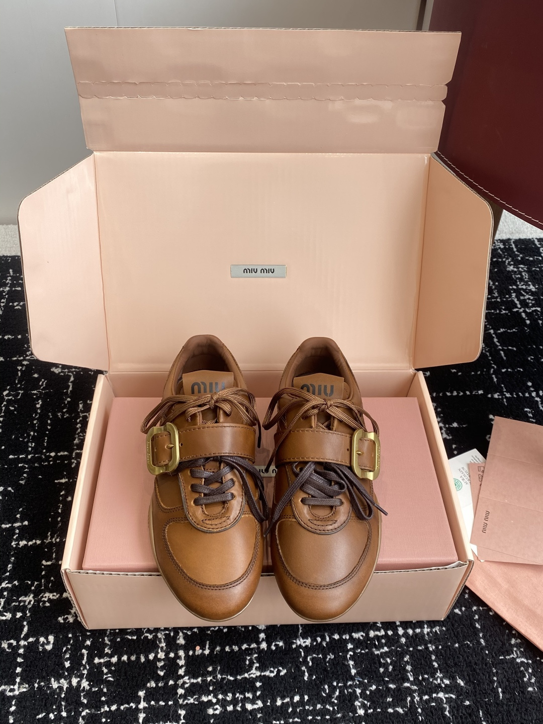 NO:564552,Dongguan purchasing agent grade (official website synchronized box packaging) Miu Miu 25ss spring and summer new catwalk MiuMiu moral casual shoes Show craftsmanship from Miu Miu series details close-up New season trend element 1 Collide with the beloved concept of the moment, multi-faceted, convey modern style~ Looks good no matter how you wear it Favorite of fashionistas this summer Does not look very comfortable The upper feet are super comfortable Fabric imported calf leather Original lining Original outsole Original sole  Size35-40 (40 orders are not returnable), casual shoes/sports shoes, miumiu, sneakers, cowhide19860909东莞代购级（官网同步盒包装） Miu Miu 25ss 春夏新款走秀MiuMiu 德训 休闲鞋 秀场工艺来自Miu Miu系列的细节特写 新季的潮流要素一 与此刻挚爱的概念,多元对撞,传达现代风格~ 怎么穿都好看今夏时髦精最爱 看起来不怎么舒服 上脚超级舒服 面料进口小牛皮 内里原版内里 大底原版鞋底 Size35-40（40订做不退换）,休闲鞋/运动鞋,miumiu,sneakers,cowhide,Women's Shoes