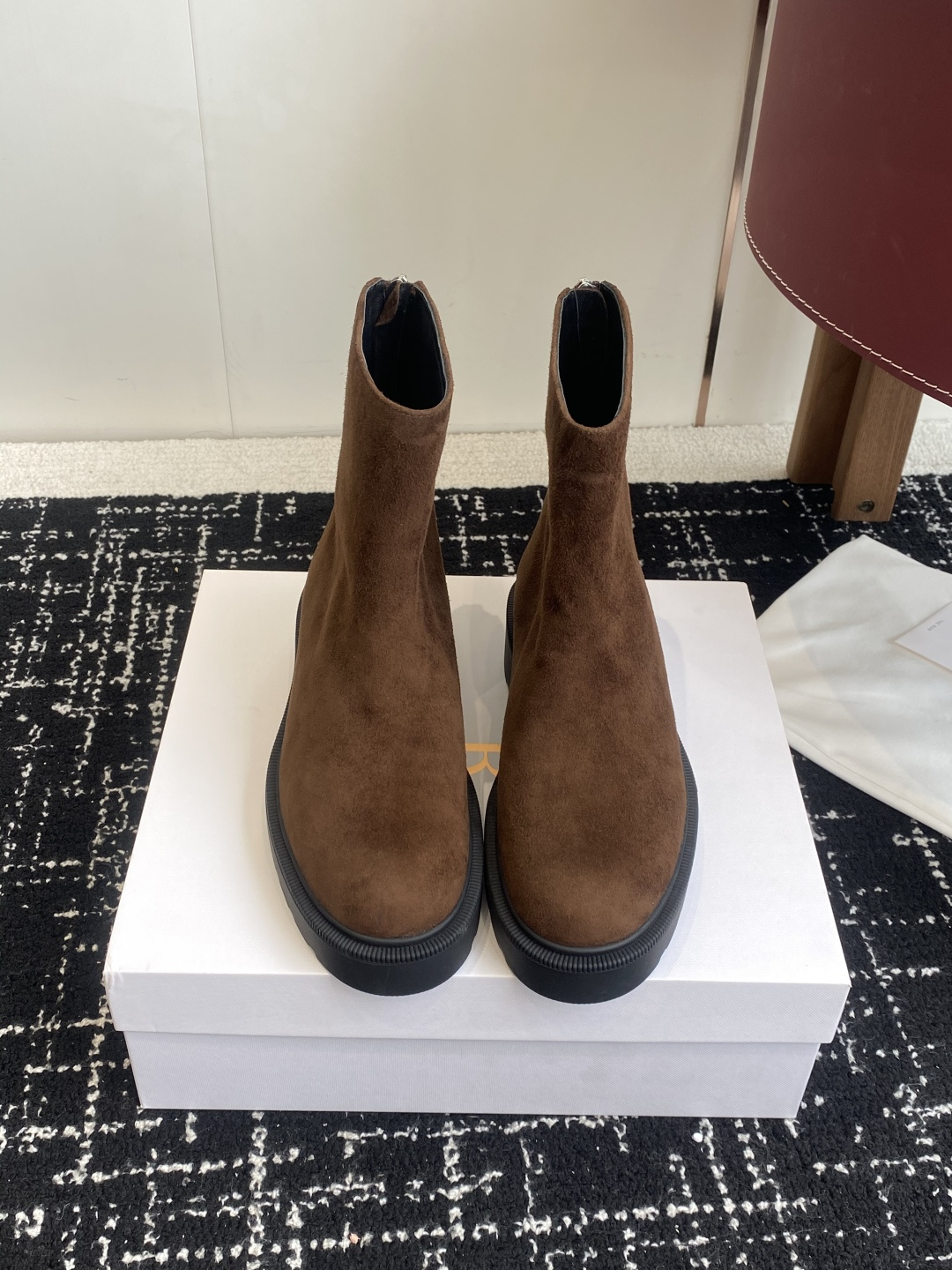NO:564534,Dongguan purchasing agent The row 25ss new autumn and winter heel zipper short boots, long legs + niche style, don’t hesitate, choose it! It makes you taller and slimmer, has aura, skirts and trousers go with everything. Autumn and winter boots must have a name - TheRow has a very high usage rate~ It was once a hard-to-find item in autumn and winter.  TheRow~ The most high-end brand, whether it is clothes, bags or shoes, they are the most attractive. It is no exaggeration to say: they will never go out of style. These military-style boots look particularly good when matched with tailoring suits or maxi dresses! Its versatility cannot be underestimated. Soft black leather is easy to put on and take off and adds a sense of coolness; the thick rubber soles are comfortable on the feet.   It is particularly pleasing to look at when matched with tailoring, maxi dresses and other clothing, and its versatility cannot be underestimated. The item was born in Italy and is made of soft black leather. The heel zipper design is easy to put on and take off and adds a cool feeling; the thick rubber sole is comfortable and has a tough style. The heel is about 5 cm high, with a 3 cm waterproof platform - black calf leather. The endless pursuit of excellence in detail craftsmanship. Ingredients and materials Upper calf leather lining  Calfskin foot pads, outsole, rubber outsole, Size 35-40 (40 custom made, non-refundable), boots, boots, skirts, business suit, cowhide19860909东莞代购级 The row 25ss秋冬新款后跟拉链短靴 显腿长+小众不撞款不要犹豫了,选它没错!增高显瘦有气场裙子裤子无所不搭 秋冬靴子它必须拥有姓名-TheRow使用率超高~秋冬季曾是一靴难求的单品 TheRow~最高端的品牌,无论是衣服包包鞋子都是最耐看的,不夸张说一句:永不过时.这款军装风靴子与精裁西装或超长连衣裙等服装搭配都格外好看!百搭实力不可小觑.柔软黑色皮革,方便穿脱又增添酷感;厚实的橡胶鞋底脚感舒适 与精裁服、超长连衣裙等服装搭配都格外赏心悦目,百搭实力不可小觑.单品诞生于意大利的,以柔软黑色皮革制成,其后跟拉链设计方便穿脱又增添酷感;厚实的橡胶鞋底脚感舒适,颇具硬朗格调. 鞋跟高约5厘米,带3厘米防水台 -黑色小牛皮 精益求精的细节工艺的无尽追求. 成分材质 鞋面小牛皮内里 小牛皮垫脚 大底 橡胶大底 Size35-40（40订做不退换）,靴子,boots,skirts,business suit,cowhide,Women's Shoes