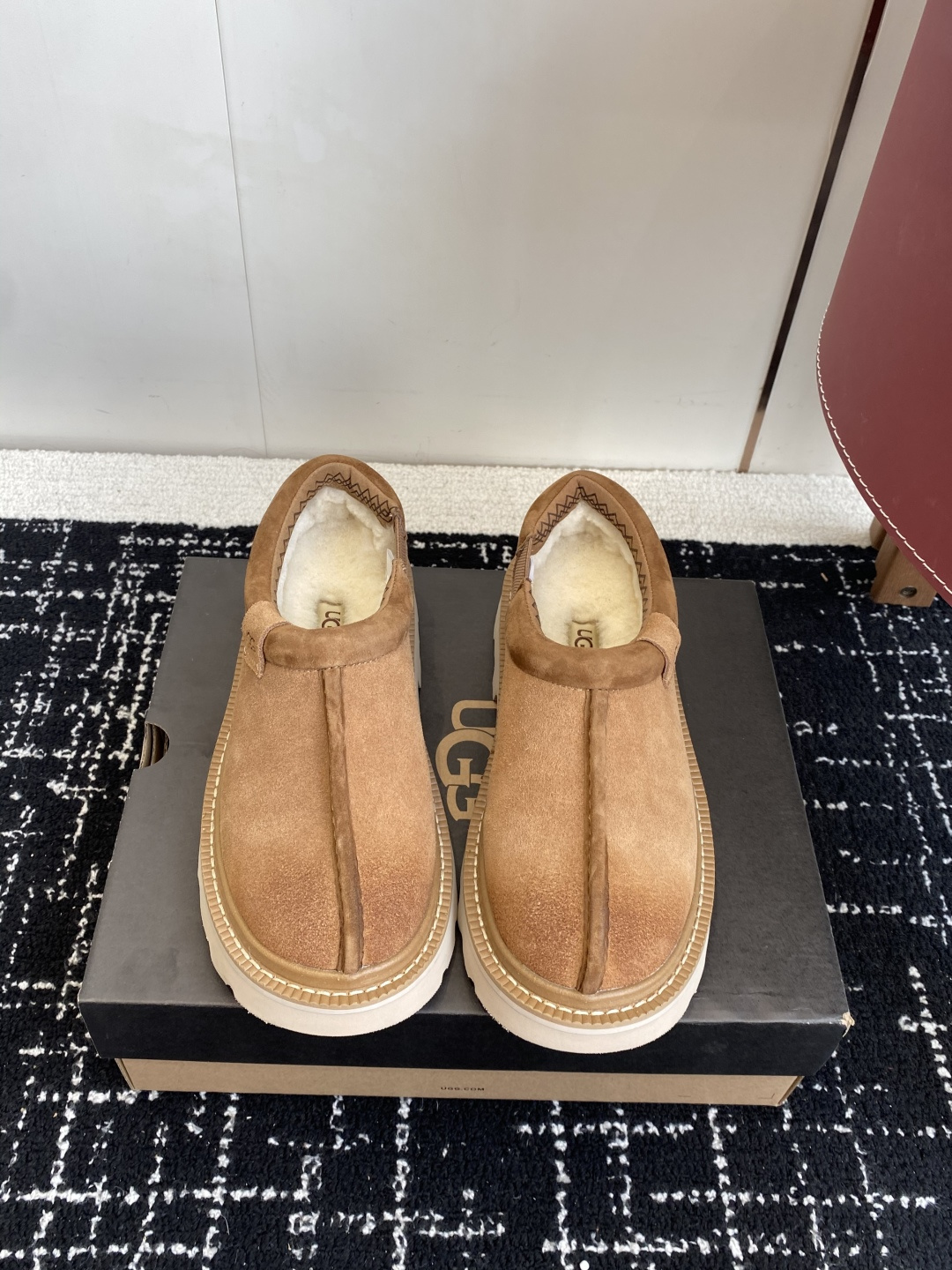 NO:564529,Anyone who buys UGG on behalf of others knows that the core soul lies in the fur!  !  This pair is directly made of Longfeng BY-level high-density sheepskin. As a head factory that supplies international brands, it goes without saying how strict Longfeng's quality control is. The original skin from the back of a lamb under one year old is selected. The thickness of the skin is comparable to a one-yuan coin. You can feel the wool standing upright. If you peel back the fur layer, you will see that there are 3-4 hairs evenly distributed in each hair follicle. This is the sign of real fur.  The length of the pile is just right, so your feet won't feel stuffy when worn in early autumn, because sheepskin has moisture-absorbing and moisture-wicking properties, so foot sweat can be quickly discharged along the pores, keeping the inside of the shoe always dry.   The upper is specially made of cow suede material and is more wear-resistant and resistant than ordinary sheepskin uppers. Daily stains can be wiped clean, and water splashes in the rain are not easy to penetrate. There are almost no creases after folding and rubbing, and the upper is still stiff after wearing it for three to five years. It will not loose and deform like cheap models. EVA high-density rebound outsole is not soft and soft when stepping on cotton, but soft and tough when stepping on shit. The rebound rate is high, which is better than ordinary EVA  The soles are more supportive, so you can walk 10,000 steps a day without feeling sore and swollen in your feet. Brand LOGO on the back zipper   The embossing is clear and three-dimensional, with obvious texture to the touch. It is low-key and recognizable, and it looks stylish when worn with any pair of jeans. The shoe shape follows the original gold shoe last. Whether it is a wide foot or a high instep, it fits the foot without squeezing it. It can also quietly modify the foot shape. Size39-45 (custom-made for 45, non-refundable), snow boots, boots, jeans, sheepskin, gold19860909代购级 UGG 的都知道,核心灵魂在皮毛！！ 这双直接用上隆丰 BY 级别高密度羊皮毛一体,作为给国际大牌供货的头部工厂,隆丰的品控有多严苛不用多说.精选一岁内羔羊脊背处的原皮,皮板厚度堪比一元硬币,上手能摸到羊毛根根直立,拨开毛层看,每个毛囊里都均匀分布着 3-4 根绒毛,这才是真皮毛一体的标志. 绒毛长度刚刚好,早秋穿不会闷脚,因为羊皮自带吸湿排潮属性,脚汗能顺着毛孔快速排出,鞋内永远保持干爽. 鞋面特意选了牛翻毛材质贴合包裹,比普通羊皮鞋面更耐磨抗造,日常蹭到污渍一擦就干净,下雨溅到水渍也不容易渗进去.翻折揉搓后几乎不留折痕,穿个三五年鞋面依旧挺括,不会像廉价款那样松垮变形. EVA 高密度回弹大底,不是软塌塌的踩棉花,而是软中有韧的踩屎感.回弹率高,比普通 EVA 鞋底更有支撑力,每天通勤走一万步,脚掌也不会酸胀. 后拉襻上的品牌 LOGO 压花清晰立体,摸上去有明显肌理感,低调中透着辨识度,随便搭条牛仔裤露出来都很有格调.鞋型延续原版黄金鞋楦,不管是宽脚还是高脚背,穿进去都贴合不挤脚,还能悄悄修饰脚型 Size39-45（45订做不退换）,雪地靴,boots,jeans,sheepskin,gold,Women's Shoes