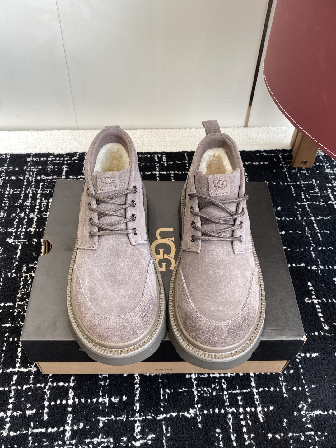 NO:564519,Anyone who buys UGG on behalf of others knows that the core soul lies in the fur!  !  This pair is directly made of Longfeng BY-level high-density sheepskin. As a head factory that supplies international brands, it goes without saying how strict Longfeng's quality control is. The original skin from the back of a lamb under one year old is selected. The thickness of the skin is comparable to a one-yuan coin. You can feel the wool standing upright. If you peel back the fur layer, you will see that there are 3-4 hairs evenly distributed in each hair follicle. This is the sign of real fur.  The length of the pile is just right, so your feet won't feel stuffy when worn in early autumn, because sheepskin has moisture-absorbing and moisture-wicking properties, so foot sweat can be quickly discharged along the pores, keeping the inside of the shoe always dry.   The upper is specially made of cow suede material and is more wear-resistant and resistant than ordinary sheepskin uppers. Daily stains can be wiped clean, and water splashes in the rain are not easy to penetrate. There are almost no creases after folding and rubbing, and the upper is still stiff after wearing it for three to five years. It will not loose and deform like cheap models. EVA high-density rebound outsole is not soft and soft when stepping on cotton, but soft and tough when stepping on shit. The rebound rate is high, which is better than ordinary EVA  The soles are more supportive, so you can walk 10,000 steps a day without feeling sore and swollen in your feet. Brand LOGO on the back zipper   The embossing is clear and three-dimensional, with obvious texture to the touch. It is low-key and recognizable, and it looks stylish when worn with any pair of jeans. The shoe shape follows the original gold shoe last. Whether it is a wide foot or a high instep, it fits perfectly without squeezing the foot when worn. It can also quietly modify the foot shape. Size39-45 (custom-made for 45, non-refundable), boots, boots, jeans, sheepskin, gold19860909代购级 UGG 的都知道,核心灵魂在皮毛！！ 这双直接用上隆丰 BY 级别高密度羊皮毛一体,作为给国际大牌供货的头部工厂,隆丰的品控有多严苛不用多说.精选一岁内羔羊脊背处的原皮,皮板厚度堪比一元硬币,上手能摸到羊毛根根直立,拨开毛层看,每个毛囊里都均匀分布着 3-4 根绒毛,这才是真皮毛一体的标志. 绒毛长度刚刚好,早秋穿不会闷脚,因为羊皮自带吸湿排潮属性,脚汗能顺着毛孔快速排出,鞋内永远保持干爽. 鞋面特意选了牛翻毛材质贴合包裹,比普通羊皮鞋面更耐磨抗造,日常蹭到污渍一擦就干净,下雨溅到水渍也不容易渗进去.翻折揉搓后几乎不留折痕,穿个三五年鞋面依旧挺括,不会像廉价款那样松垮变形. EVA 高密度回弹大底,不是软塌塌的踩棉花,而是软中有韧的踩屎感.回弹率高,比普通 EVA 鞋底更有支撑力,每天通勤走一万步,脚掌也不会酸胀. 后拉襻上的品牌 LOGO 压花清晰立体,摸上去有明显肌理感,低调中透着辨识度,随便搭条牛仔裤露出来都很有格调.鞋型延续原版黄金鞋楦,不管是宽脚还是高脚背,穿进去都贴合不挤脚,还能悄悄修饰脚型 Size39-45（45订做不退换）,靴子,boots,jeans,sheepskin,gold,Women's Shoes