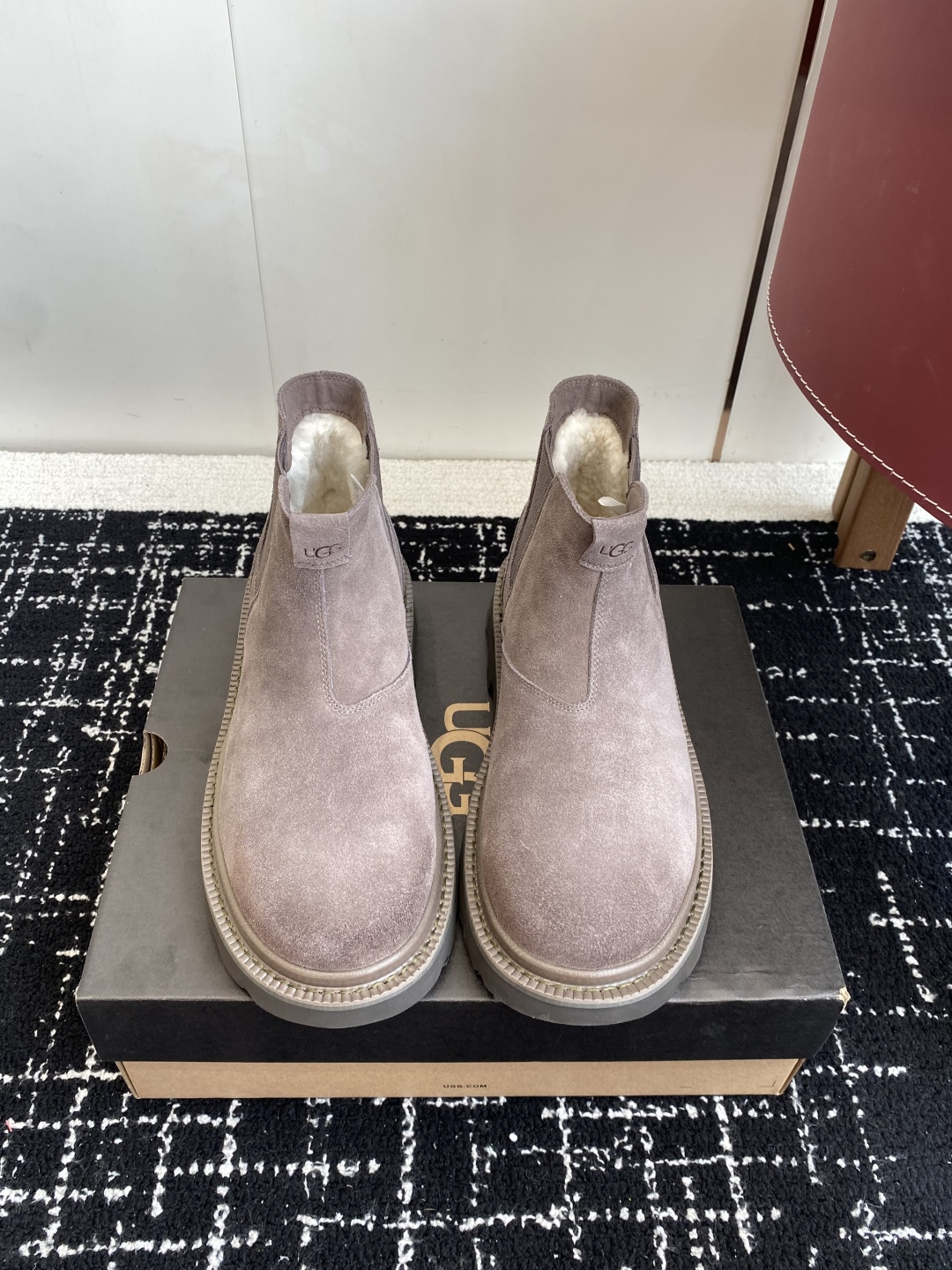 NO:564524,Anyone who buys UGG on behalf of others knows that the core soul lies in fur. This pair of snow boots for couples is directly made of Longfeng BY-grade high-density sheepskin. As a head factory that supplies major international brands, it goes without saying how strict Longfeng’s quality control is. The original skin from the back of a lamb under one year old is selected. The thickness of the skin is comparable to a one-yuan coin. You can feel the wool standing upright. If you peel back the fur layer, you will see that 3-4 hair follicles are evenly distributed in each hair follicle.  This is the sign of genuine fur. The length of the pile is just right and your feet won’t feel stuffy when worn in early autumn. Because sheepskin has moisture-absorbing and moisture-repelling properties, foot sweat can be quickly discharged along the pores, and the inside of the shoe will always stay dry.   The upper is specially made of cow suede material and is more wear-resistant and resistant than ordinary sheepskin uppers. Daily stains can be wiped clean, and water splashes in the rain are not easy to penetrate. There are almost no creases after folding and rubbing, and the upper is still stiff after wearing it for three to five years. It will not loose and deform like cheap models. EVA high-density rebound outsole is not soft and soft when stepping on cotton, but soft and tough when stepping on shit. The rebound rate is high, which is better than ordinary EVA  The soles are more supportive, so you can walk 10,000 steps a day without feeling sore and swollen in your feet. Brand LOGO on the back zipper   The embossing is clear and three-dimensional, with obvious texture to the touch. It is low-key and recognizable, and it looks stylish when worn with any pair of jeans. The shoe shape follows the original gold shoe last. Whether it is a wide foot or a high instep, it fits well without squeezing the foot when worn. It can also quietly modify the foot shape. Size35-45 (custom-made for 45, non-refundable), boots, boots, jeans, sheepskin, gold19860909代购级 UGG 的都知道,核心灵魂在皮毛 情侣款雪地靴 这双直接用上隆丰 BY 级别高密度羊皮毛一体,作为给国际大牌供货的头部工厂,隆丰的品控有多严苛不用多说.精选一岁内羔羊脊背处的原皮,皮板厚度堪比一元硬币,上手能摸到羊毛根根直立,拨开毛层看,每个毛囊里都均匀分布着 3-4 根绒毛,这才是真皮毛一体的标志. 绒毛长度刚刚好,早秋穿不会闷脚,因为羊皮自带吸湿排潮属性,脚汗能顺着毛孔快速排出,鞋内永远保持干爽. 鞋面特意选了牛翻毛材质贴合包裹,比普通羊皮鞋面更耐磨抗造,日常蹭到污渍一擦就干净,下雨溅到水渍也不容易渗进去.翻折揉搓后几乎不留折痕,穿个三五年鞋面依旧挺括,不会像廉价款那样松垮变形. EVA 高密度回弹大底,不是软塌塌的踩棉花,而是软中有韧的踩屎感.回弹率高,比普通 EVA 鞋底更有支撑力,每天通勤走一万步,脚掌也不会酸胀. 后拉襻上的品牌 LOGO 压花清晰立体,摸上去有明显肌理感,低调中透着辨识度,随便搭条牛仔裤露出来都很有格调.鞋型延续原版黄金鞋楦,不管是宽脚还是高脚背,穿进去都贴合不挤脚,还能悄悄修饰脚型 Size35-45（45订做不退换）,靴子,boots,jeans,sheepskin,gold,Women's Shoes