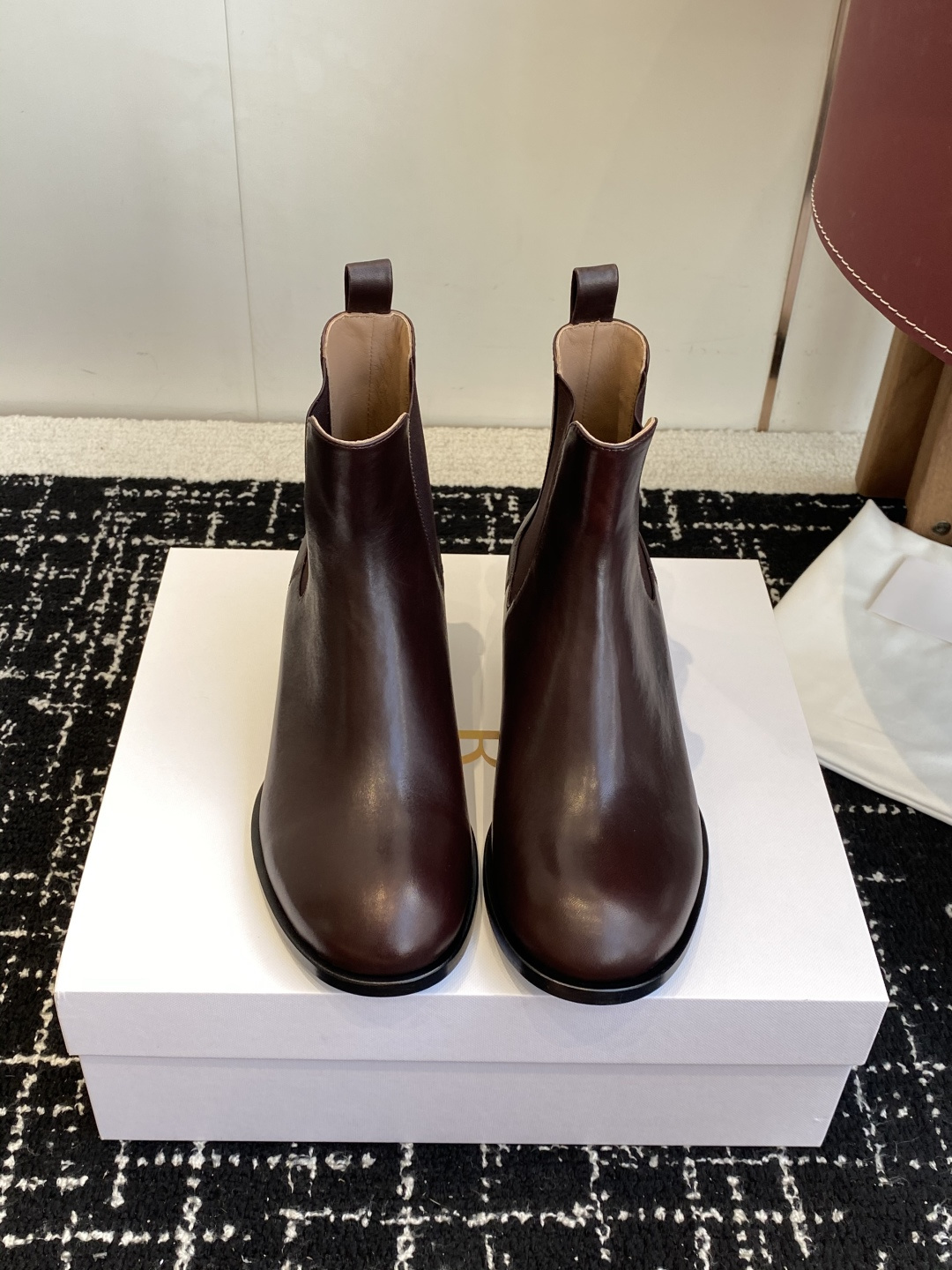 NO:564508,Dongguan purchasing agent The row 25ss new autumn and winter round toe thick heel short boots The row has never lost in creating a sense of luxury. A pair of simple, capable, low-key and fashionable boots without bright colors and complicated designs. The neat and fashionable round toe design can fully open up the aura and give a high sense of luxury!  Original custom-made imported calfskin fabric, sheepskin lining, genuine leather outsole imported from Italy Size#35-41 (40 and 41 can be customized and non-returnable), boots, boots, cowhide, sheepskin, Leather soles19860909东莞代购级 The row 25ss 秋冬新款 圆头 粗跟 短靴 The row在打造高级感这点从来就没输过 一双简约干练 低调时髦的靴子 没有鲜艳的色彩和繁杂的设计 利落时髦的圆头设计 就能气场全开,高级感十足！ 原版订制进口小牛皮 面料 羊皮内里 意大利进口真皮大底 Size#35-41（40 41可订做不退换）,靴子,boots,cowhide,sheepskin,Leather soles,Women's Shoes