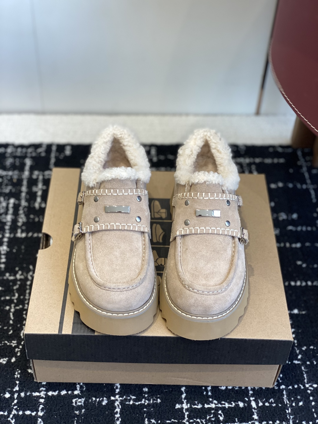 NO:564502,Purchasing-grade UGG 25ss autumn and winter furry shoes caught my fancy. Who can resist the fluffy shoes in winter?  !  The soft lamb wool Velcro design welds 'cuteness' and 'warmth' to the feet~ She is so cute, she looks like a sweet girl when paired with a sweatshirt and jeans. Thick soles can also quietly increase your height!  It has a retro feel and looks great with coats and woolen skirts. The slip-on design will make lazy people ecstatic~ The moment you step into the shoes wrapped in wool, you will be warmed to your heart!  The atmosphere and practicality of autumn and winter outfits are all arranged for me. Size 35-40 (40 orders are not returnable), woolen shoes, hoodie, sweatshirts, skirts, jeans19860909代购级 UGG 25ss 秋冬 毛毛鞋把我拿捏住了 谁能拒绝冬天的毛绒绒啊！！ 软乎乎的羊羔毛魔术贴设计,把“可爱”和“保暖”焊在脚上～ 奶fufu的,搭卫衣牛仔裤就是甜妹本妹,厚底还能悄悄增高！ 复古感拉满,配大衣、毛呢裙都很绝,一脚蹬设计懒人狂喜～ 裹着羊毛踩进鞋里的瞬间,暖到心坎里！秋冬穿搭的氛围感和实穿性,它全给我安排明白了 Size35-40（40订做不退换）,毛毛鞋,hoodie,sweatshirts,skirts,jeans,Women's Shoes