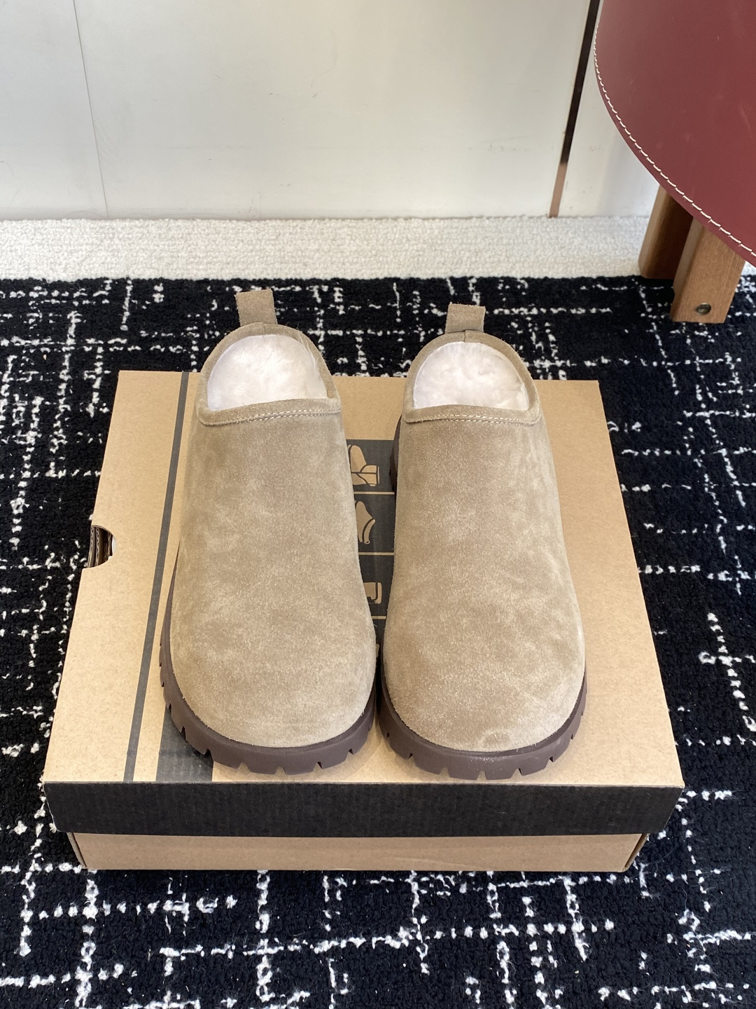 NO:578098,Purchasing agent UGG 25ss autumn and winter furry Mickey half mop caught me. Who can resist the plushness in winter!  !  The soft design welds 'cuteness' and 'warmth' to the feet~ She is so cute, and she looks like a sweet girl when paired with a sweatshirt and jeans. Thick soles can also quietly increase your height!  It has a retro feel and looks great with coats and woolen skirts. The slip-on design will make lazy people ecstatic~ The moment you step into the shoes wrapped in wool, you will be warmed to your heart!  The atmosphere and practicality of autumn and winter outfits are all arranged for me. Size 35-40 (custom-made for 40, non-returnable), half-flop furry shoes, hoodie, sweatshirts, skirts, jeans19860909代购级 UGG 25ss 秋冬 毛毛米奇 半拖 把我拿捏住了 谁能拒绝冬天的毛绒绒啊！！ 软乎乎的设计 把“可爱”和“保暖”焊在脚上～ 奶fufu的,搭卫衣牛仔裤就是甜妹本妹,厚底还能悄悄增高！ 复古感拉满,配大衣、毛呢裙都很绝,一脚蹬设计懒人狂喜～ 裹着羊毛踩进鞋里的瞬间,暖到心坎里！秋冬穿搭的氛围感和实穿性,它全给我安排明白了 Size35-40（40订做不退换）,半拖毛毛鞋,hoodie,sweatshirts,skirts,jeans,Women's Shoes