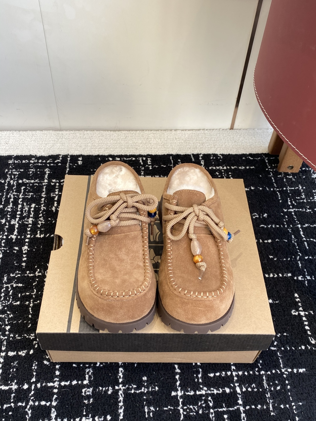 NO:564510,Purchasing agent UGG 25ss autumn and winter furry Mickey half mop caught me. Who can resist the plushness in winter!  !  The soft design welds 'cuteness' and 'warmth' to the feet~ She is so cute, and she looks like a sweet girl when paired with a sweatshirt and jeans. Thick soles can also quietly increase your height!  It has a retro feel and looks great with coats and woolen skirts. The slip-on design will make lazy people ecstatic~ The moment you step into the shoes wrapped in wool, you will be warmed to your heart!  The atmosphere and practicality of autumn and winter outfits are all arranged for me. Size 35-40 (custom-made for 40, non-returnable), half-flop furry shoes, hoodie, sweatshirts, skirts, jeans19860909代购级 UGG 25ss 秋冬 毛毛米奇 半拖 把我拿捏住了 谁能拒绝冬天的毛绒绒啊！！ 软乎乎的设计 把“可爱”和“保暖”焊在脚上～ 奶fufu的,搭卫衣牛仔裤就是甜妹本妹,厚底还能悄悄增高！ 复古感拉满,配大衣、毛呢裙都很绝,一脚蹬设计懒人狂喜～ 裹着羊毛踩进鞋里的瞬间,暖到心坎里！秋冬穿搭的氛围感和实穿性,它全给我安排明白了 Size35-40（40订做不退换）,半拖毛毛鞋,hoodie,sweatshirts,skirts,jeans,Women's Shoes