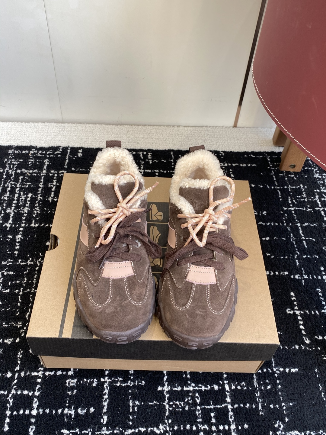 NO:564504,Purchasing-grade UGG 25ss autumn and winter furry casual shoes caught me. Who can resist the plushness in winter!  !  The soft design welds 'cuteness' and 'warmth' to the feet~ She is so cute, and she looks like a sweet girl when paired with a sweatshirt and jeans. Thick soles can also quietly increase your height!  It has a retro feel and looks great with coats and woolen skirts. The slip-on design will make lazy people ecstatic~ The moment you step into the shoes wrapped in wool, you will be warmed to your heart!  The atmosphere and practicality of autumn and winter outfits are all arranged for me. Size35-40 (40 is custom-made and non-returnable), casual shoes/sports shoes, sneakers, hoodie, sweatshirts, skirts, jeans19860909代购级 UGG 25ss 秋冬 毛毛 休闲鞋 把我拿捏住了 谁能拒绝冬天的毛绒绒啊！！ 软乎乎的设计 把“可爱”和“保暖”焊在脚上～ 奶fufu的,搭卫衣牛仔裤就是甜妹本妹,厚底还能悄悄增高！ 复古感拉满,配大衣、毛呢裙都很绝,一脚蹬设计懒人狂喜～ 裹着羊毛踩进鞋里的瞬间,暖到心坎里！秋冬穿搭的氛围感和实穿性,它全给我安排明白了 Size35-40（40订做不退换）,休闲鞋/运动鞋,sneakers,hoodie,sweatshirts,skirts,jeans,Women's Shoes