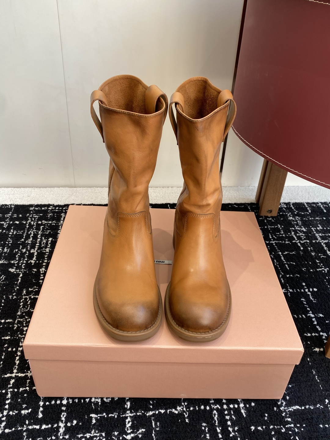 NO:564498,Purchasing agent Miu miu 25 double-ear thick high-heeled sleeve short boots, new autumn and winter catwalk short boots!  One of the most worth-buying boots this year!  There are so many internet celebrities on their feet. Miumiu is really cool this autumn and winter. It is a limited edition for autumn and winter. It is very difficult to buy in the counter. It looks very hard, but it is actually very soft and easy to wear!  The feet feel great!  The boots are wide, no matter whether your legs are thick or thin, you can wear them with a loose feeling and make your legs look very straight!  !  Full of punk style!  Fabric: Rubbed calfskin, lining cowhide Outsole: Italian genuine leather injection molded sole Size#35-40 (40 customization is not returnable), boots, miumiu, boots, cowhide19860909代购级 Miu miu 25 双耳粗高跟套筒短靴 秋冬走秀新款短靴！ 今年最值得入手的靴子 没有之一！超多网红明星上脚 miumiu今年秋冬确实泰酷辣 秋冬限定款 专柜非常难买 看着很硬的样子 其实非常软巨好穿！脚感超赞！ 靴筒宽大 不管腿粗腿细 都能穿出宽松感而且非常显腿直！！朋克风十足！ 面料:擦色小牛皮 内里牛皮 大底:意大利真皮注塑底  Size#35-40（40定制不退换）,靴子,miumiu,boots,cowhide,Women's Shoes