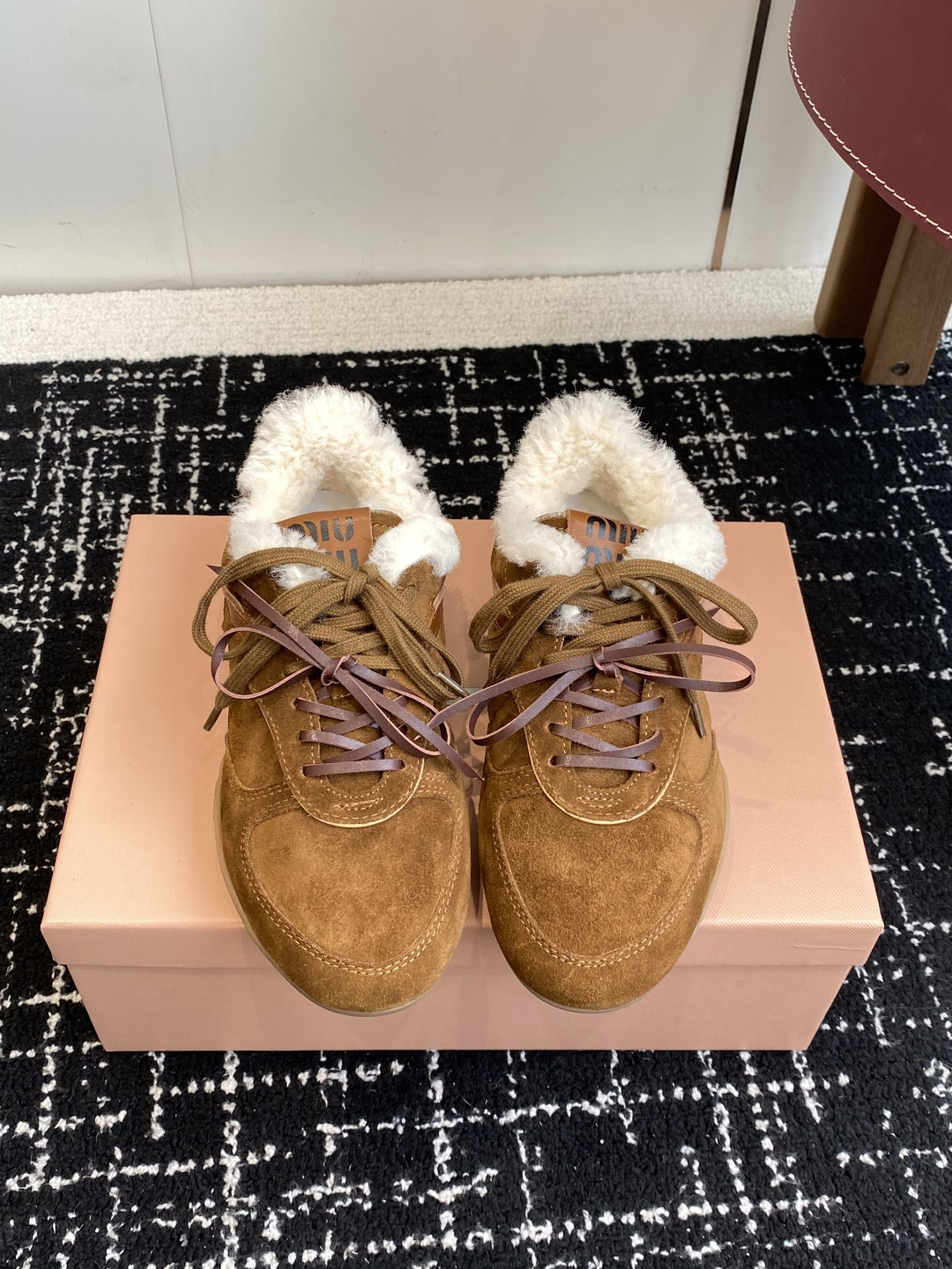 NO:564491,Purchasing-grade sheepskin lining Wool lining Miu Miu 25ss Spring and summer new catwalk MiuMiu moral training casual shoes Detailed close-ups of show craftsmanship from the Miu Miu series New season trend elements 1 Collide with the beloved concept at the moment to convey modern style~ Look good no matter how you wear it This summer’s fashionista’s favorite Does not look very comfortable The upper feet are super comfortable Fabric imported suede Lined sheepskin Wool lining Outsole Original sole  Size35-40 (40 is custom-made and cannot be returned or exchanged), casual shoes/sports shoes, miumiu, sneakers, sheepskin, chamois leather19860909代购级羊皮里 羊毛里 Miu Miu 25ss 春夏新款走秀MiuMiu 德训 休闲鞋 秀场工艺来自Miu Miu系列的细节特写 新季的潮流要素一 与此刻挚爱的概念,多元对撞,传达现代风格~ 怎么穿都好看今夏时髦精最爱 看起来不怎么舒服 上脚超级舒服 面料进口麂皮 内里羊皮 羊毛内里 大底原版鞋底 Size35-40（40订做不退换）,休闲鞋/运动鞋,miumiu,sneakers,sheepskin,chamois leather,Women's Shoes