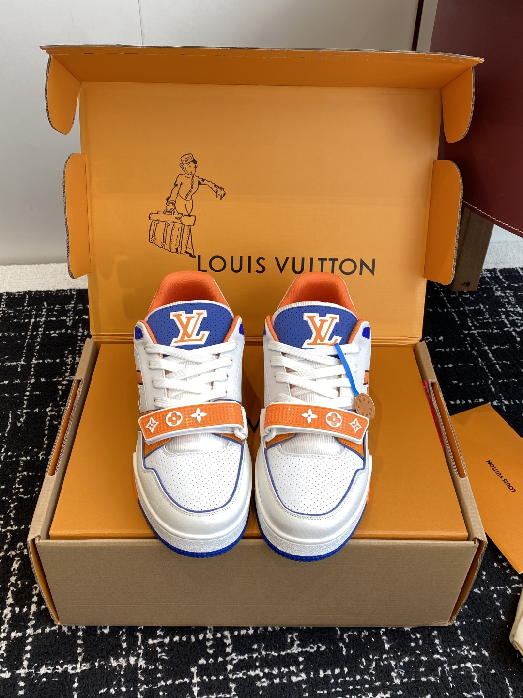 NO:564486,Purchasing agent level (official website sync box packaging) Louis Vuitton 25ss Lujia’s hot model!  Trainer sneakers are a must buy for everyone, you will never regret it!  Super versatile and high-end!  It goes well with any kind of clothes. The most important thing is that it is very attractive. The manufacturing process of the top OEM is very strict!  The materials are all top-grade cowhide customized from overseas, and the texture of the leather is the same as the original. It is super high-end, especially the texture that comes out when the shoe is bent, it has a completely ZP feel!  The outsole is also customized by our private model, with exclusive control. The entire font and concave and convex feel are difficult to distinguish between true and false. Size #Female 35-41 #Male 38-47 (Female 40 41 Male 45 46 47 is customized and non-returnable), casual shoes/sports shoes, louis vuitton, louis vuitton, louis vuitton, sneakers, cowhide19860909代购级（官网同步盒包装） Louis Vuitton 25ss 驴家的爆款！trainer板鞋,每个人都必须入的款,绝不后悔！ 超级百搭高级！什么衣服都好搭.最主要是超耐看的. 顶级代工厂制程超严格！材料都是海外定制的顶级牛皮,皮纹质感都是原版的感觉 超高级,特别是鞋子折弯的时候出来的纹路,完完全全就是zp的感觉！ 大底也是我们私模定制的,独家把控,整个字体和凹凸感,真假难辨. Size#女35-41 #男38-47（女40 41 男45 46 47定做不退换）,休闲鞋/运动鞋,louis vuitton,louis vuitton,louis vuitton,sneakers,cowhide,Women's Shoes