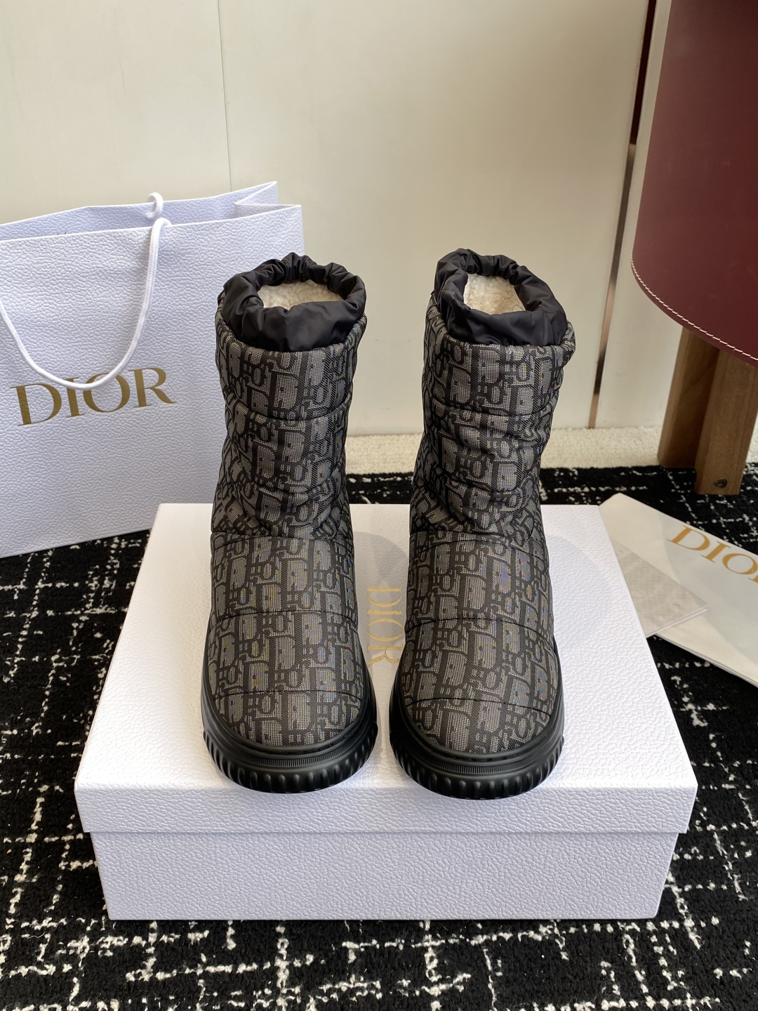 NO:564464,Purchasing-grade Dior Frosr ankle boots Wool thick-soled snow boots These Dior Frost ankle boots from the Dior Alps limited series reinterpret the snow boot style with a couture style. Oblique printed upper in washed blue and off-white quilted-effect nylon, complemented by a white sheepskin fur integrated effect interior, stretch design for an ideal fit. Decorated with tonal leather panels on the back, embellished with gold tones Christian Dior Paris  Logo, lightweight rubber sole decorated with logo, more sophisticated. Can be matched with other DiorAlps items to create matching looks. Fabric Original custom presbyopic fabric Lining Wool Original Lucky Star Eva foam Outsole Size35-41 (40   41 Custom-made (non-refundable), snow boots, dior, dior, loro piana, boots, sheepskin19860909代购级 Dior迪奥 Frosr及踝靴 羊毛厚底雪地靴 这款 Dior Frost 及踝靴来自 Dior Alps 限定系列,融入高订风格,重新诠释雪地靴款式 水洗蓝和米白色绗缝效果锦纶 Oblique 印花鞋面,与白色羊皮革皮毛一体效果内部相得益彰,弹力设计可打造理想的贴合度.后侧饰以同色调皮革镶片,点缀以金色调 Christian Dior Paris 标志,轻盈的橡胶鞋底饰以徽标,更显精致.可与其他 DiorAlps 单品搭配,打造配套造型.  面料原版定制老花面料 里料羊毛 原版幸运星 Eva发泡 大底  Size35-41（40 41订做不退换）,雪地靴,dior,dior,loro piana,boots,sheepskin,Women's Shoes