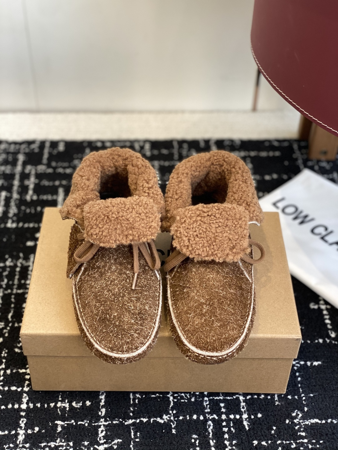 NO:564470,Purchasing agent level niche Lowclassic 2025 /fw Classic street-friendly wool snow boots. Recently popular Lowclassic niche items are popular on the street. Fried chicken soft and comfortable low-heeled shoes, fashionable, a must-have item that you must not miss. Excellent texture. Versatile and not easy to hit. Slim boots. Imported molding materials. Wool lining, original molded rubber outsole. Size35-39  (40 custom-made, non-refundable), snow boots, boots19860909代购级 小众Lowclassic 2025 /fw Classic压街羊毛雪地靴 近期火爆Lowclassic小众单品压街火爆雪地靴,炒鸡柔软舒适矮跟鞋、时髦绝对不等错过的必入款、质感极好 百搭不易撞款 显瘦筒靴 进口开模材料 羊毛内里、原版开模橡胶 大底 Size35-39 (40订做不退换),雪地靴,boots,Women's Shoes