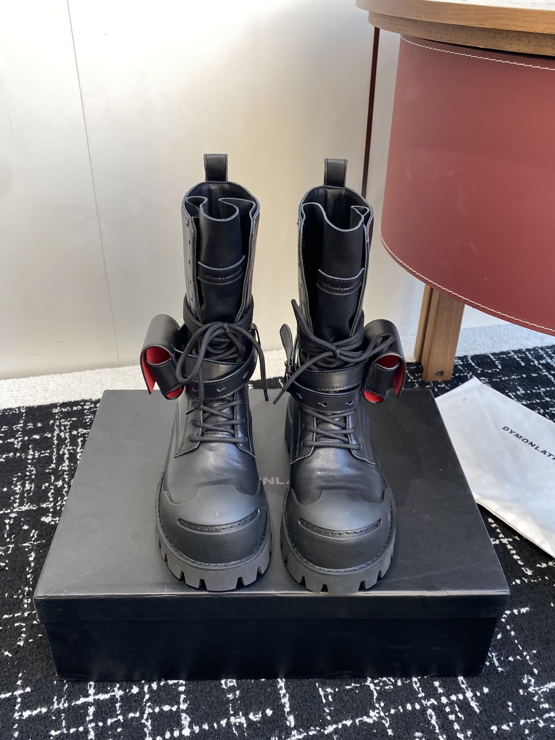 NO:564496,Purchasing agent level DYMONLATRY new spring and summer minimalist functional Mary Jane ultra-light thick-soled derby boots refreshes the visual aesthetics, thick-soled big-toe derby shoes, the symbol of the rise of national trend of light luxury, the appearance, color matching and lines all highlight the unique beauty, many celebrities and Internet celebrity bloggers have planted grass. There are many sets of outfits in the street style show in Milan, Shanghai, and the orders at the Shanghai exhibition are exploding. This will be the first explosive version to lead the trend. It deserves to have a unique fashion trend-leading style, the leather is soft and comfortable, and it can be paired with a dress.  Legwork trousers fabric imported fetal cow suede lining sheepskin outsole original ultra-light rubber foam non-slip outsole Size35-39 (customized for 40 non-refundable), boots, boots, mary jane, skirts, sheepskin19860909代购级 DYMONLATRY 春夏新款极简机能玛丽珍 超轻厚底德比靴 刷新视觉美感,厚底大头德比鞋,国潮轻奢崛起的标识,外观 配色 线条 无不彰显与众不同的美,众多明星网红博主种草 意大利米兰街拍秀多组穿搭,上海展会订单爆炸,这将是引领潮流的第一款爆版,值得拥有独具时尚潮流领先风格,皮质柔软舒适度极高搭配连衣裙 束脚工裤装 面料 进口胎牛反绒 内里 羊皮 大底 原版超轻 橡胶发泡 防滑 大底 Size35-39（40定做不退换）,靴子,boots,mary jane,skirts,sheepskin,Women's Shoes