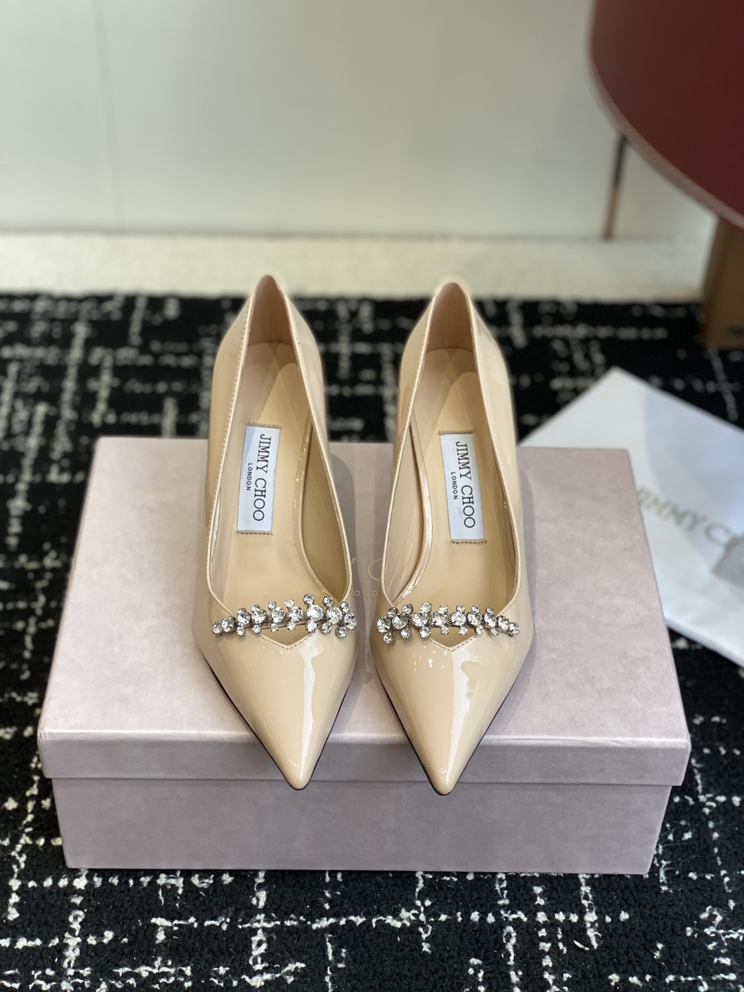 NO:682806,Dongguan purchasing agent Jimmy Choo classic one-word diamond strap Mary Jane shoes  Skirts are the best companion in your wardrobe. I believe that I admire JC's high-heeled shoe designers for grasping women's psychology very well. The shoes they make will definitely make any woman wear a pair of shoes that are both sexy and elegant, paired with a sparkling Swarovski crystal chain.  The design is very eye-catching and elegant with embellishments. The style is not exaggerated but full of style. In addition, the small pointed coffin shape completely achieves the ultimate footwear and is very comfortable and fashionable. What are you waiting for? This model took a full month to polish from the purchase of the original to the production, and now it is almost the same as the original!  Wardrobe essentials, there is definitely one that suits you!  !  The heel height is 7.5cm. The fabric is made of imported cow patent leather. The lining is mixed sheepskin. The sole is imported Italian genuine leather. Size35-39, high-heeled shoes, jimmy choo, swarovski, chanel, mary jane, high heels, skirts, sheepskin19860909东莞代购级 Jimmy Choo 周仰杰经典一字钻带玛丽珍鞋 你衣柜里裙子最好的伴侣,相信我就佩服JC家的高跟鞋履设计师把女人的心理把握的很到位,做出来的鞋子绝对会让任何一个女人都把持不性感与优雅并存的一款鞋子,搭配一条闪闪动人的施华洛世奇水晶链条予以点缀装饰十分醒目优雅的设计,风格不浮夸但尽显格调,再加上小尖头棺型完全做到了极致上脚非常舒适时髦精们还在等什么?这款从购买原版到制作一共整整花了一个月的时间去打磨,到现在几乎与原版一致！ 衣橱必备款,绝对有一款是适合你的！！ 跟高7.5cm 面料采用进口牛漆皮 内里垫脚混种羊皮 进口意大利真皮底 Size35-39,高跟鞋单鞋,jimmy choo,swarovski,chanel,mary jane,high heels,skirts,sheepskin,Women's Shoes