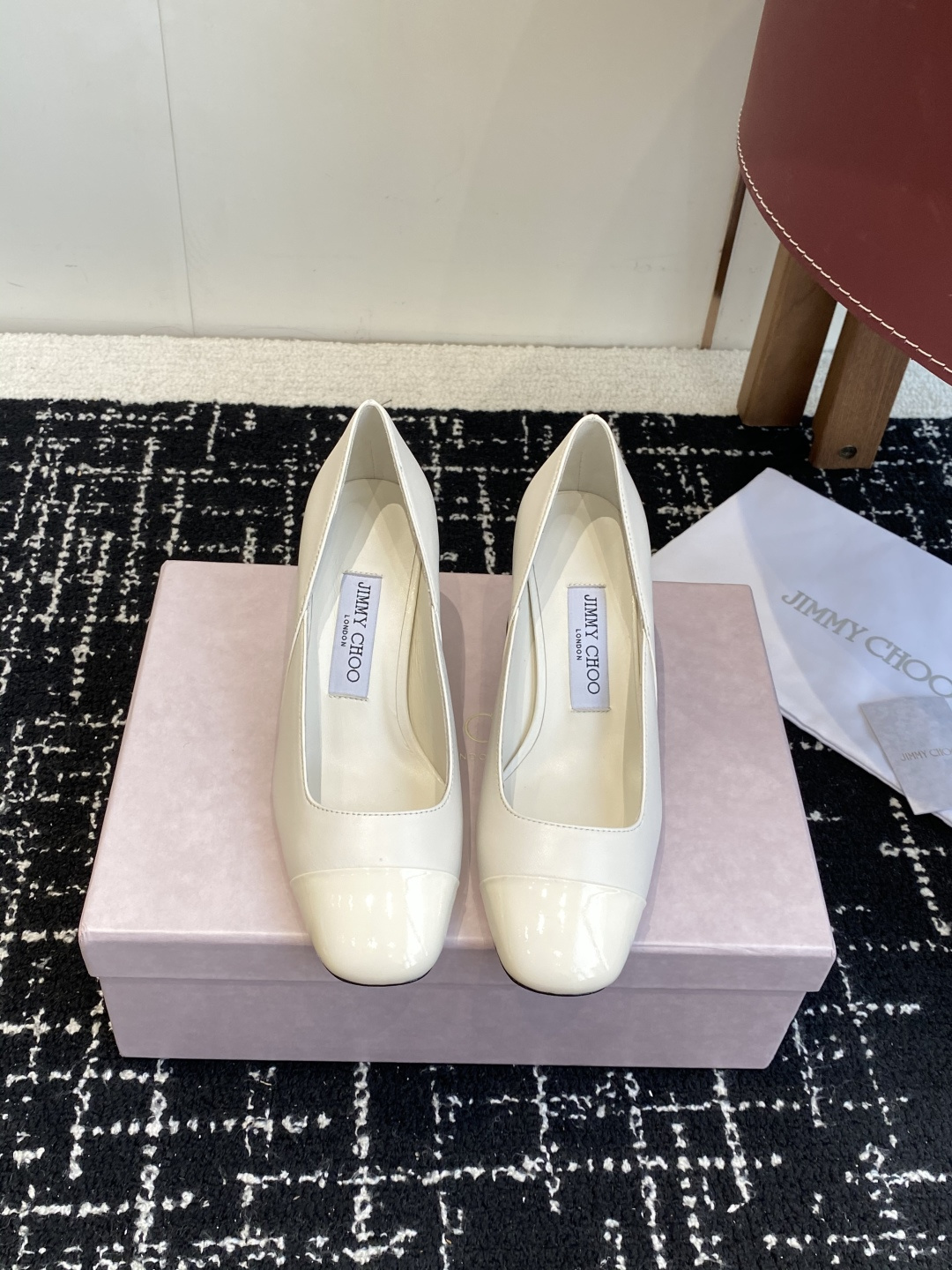 NO:682808,Dongguan Purchasing Class Yangjie Chou jc pearl pendant Mary Jane high heels!  !  A glance of eternal elegance. Every girl should have a pair of Jimmy Choos in her shoe cabinet, and this pair of pearl pendant Mary Jane high heels is definitely the best choice for the C position of the shoe cabinet!  It is not only a pair of shoes, but also a symbol of elegance and fashion. The upper of this pair of Mary Jane high-heeled shoes is made of high-quality leather, which is delicate and soft, with natural luster. It is not only full of texture, but also super durable, so you don’t have to worry about wear and tear in daily wear.  The classic Mary Jane shoe shape is matched with a square toe design, which is both retro and fashionable. It modifies the shape of the foot and shows elegance at the same time. The pearl pendant on the shoe is the finishing touch. The round and plump pearl is inlaid on the exquisite metal buckle. It sways gently with the steps, exuding a gentle and charming look.  The luster adds a bit of sophistication and luxury to the overall look. The 7cm thick heel is just the right height, which not only increases the height but also ensures the stability of walking. Even sisters who don't usually wear high heels can easily control it, and their feet will not be tired when walking. It is very suitable for dating and commuting.  Material imported cow patent leather, lining imported mixed sheepskin, Italian genuine leather outsole Size 35-40 (40 customized, non-returnable), high-heeled shoes, jimmy choo, mary jane, high heels, sheepskin, Leather soles19860909东莞代购级 周仰杰jc珍珠吊坠玛丽珍高跟鞋！！一眼万年的优雅 每个女孩的鞋柜里,都该有一双Jimmy Choo,而这双珍珠吊坠玛丽珍高跟鞋,绝对是鞋柜C位的不二之选！它不只是一双鞋,更是优雅与时尚的象征.这双玛丽珍高跟鞋,鞋面采用高品质皮革,细腻柔软,光泽自然,不仅质感满满,还超级耐穿,日常穿着也不用担心磨损. 经典玛丽珍鞋型搭配方头设计,既复古又时髦,修饰脚型的同时,尽显大气优雅.鞋面上的珍珠吊坠是点睛之笔,圆润饱满的珍珠,镶嵌在精致的金属扣上,随着步伐轻轻晃动,散发出温柔迷人的光泽,为整体造型增添了几分精致与奢华.7cm的粗跟高度恰到好处,既增加了身高,又保证了行走的稳定性,就算是平时不太穿高跟鞋的姐妹也能轻松驾驭,走路不累脚,约会、通勤都超合适. 材质进口牛漆皮 内里进口混种羊皮 意大利真皮大底 Size35-40（40订做不退换）,高跟鞋单鞋,jimmy choo,mary jane,high heels,sheepskin,Leather soles,Women's Shoes